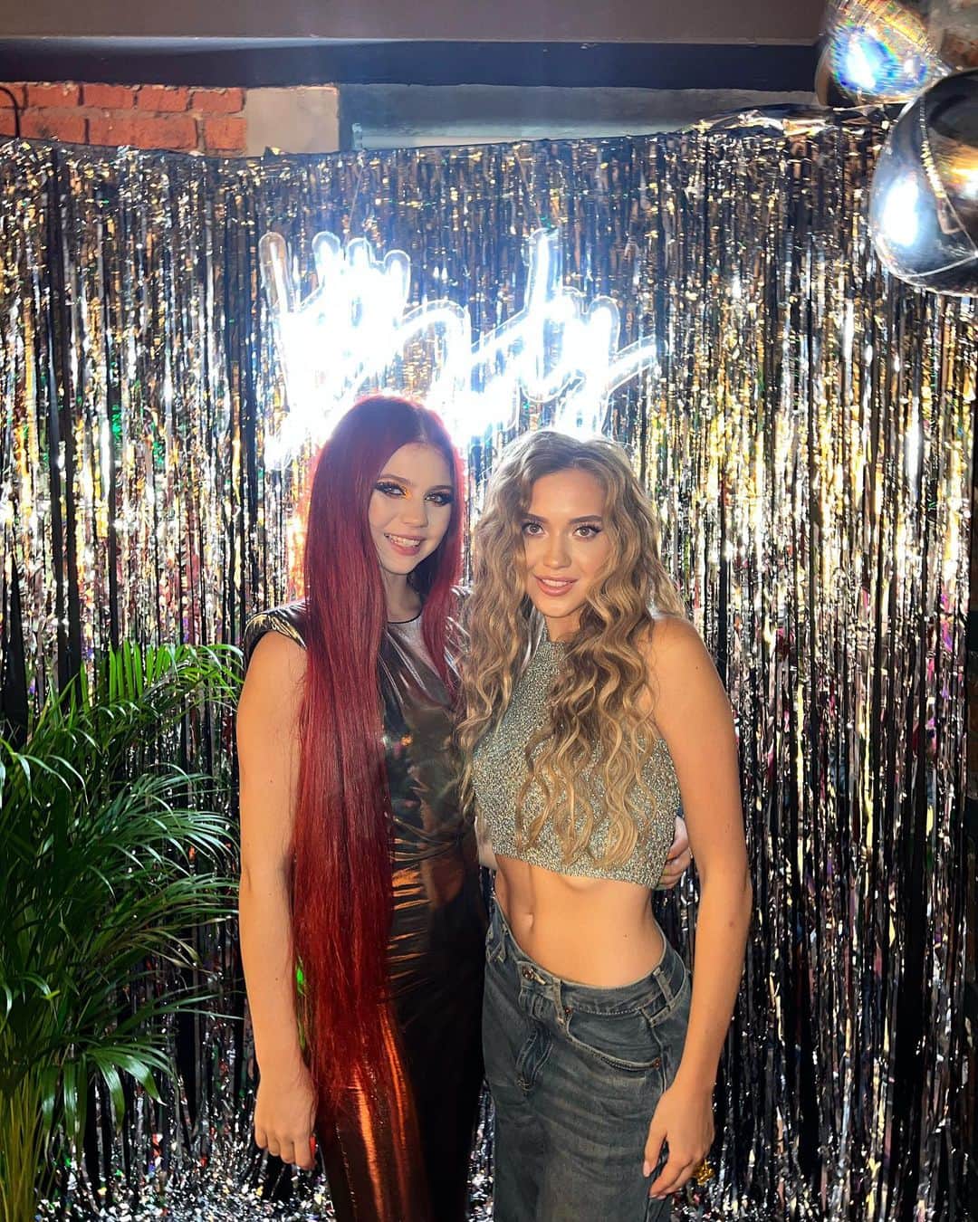 エレーナ・ラジオノワのインスタグラム：「Sasha’s Birthday 🧡🔥 #сияйракета」
