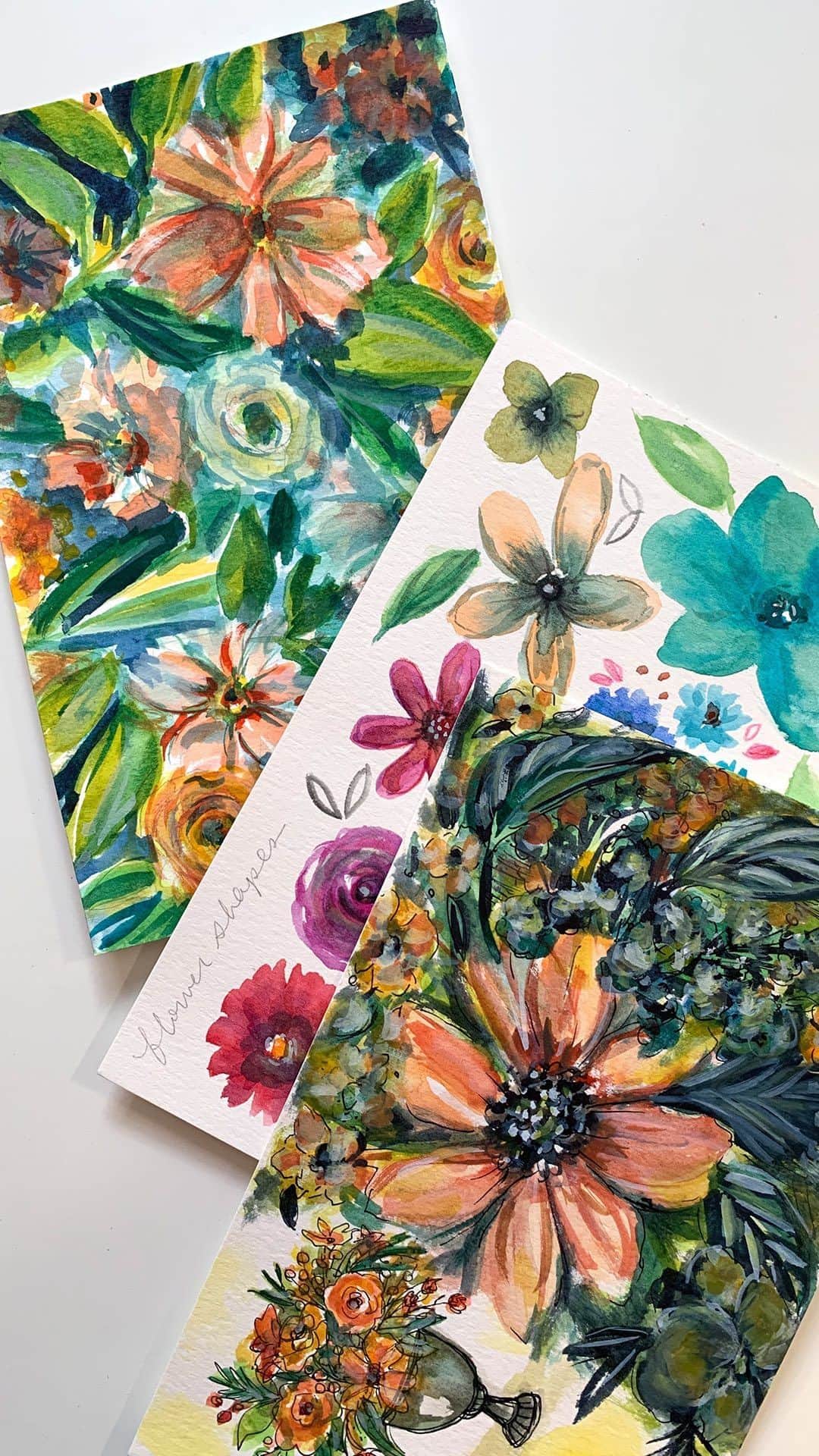 Sakura of America（サクラクレパス）のインスタグラム：「Hi it’s Jeanetta of @nettdesigns again sharing the floral lesson I taught my retreat students recently using the Koi Water Color kit.   First I shared with them the floral examples I made using the watercolor kit to use as inspiration.  I then taught how to paint leaves and how to add more depth to the green by adding blues. Adding blues makes the color richer. You can mix it on the palette or add it to the green after you paint it and blend it in using your brush.  I explained how to leave negative space if you want something white. You don’t really paint white in watercolor so plan ahead and leave the parts of the page white that you want to be white. You can also add color and details to that section later after the surrounding areas dry.  I also showed them how to use a wet on wet technique to add color into the center of flowers. Dab a color into wet paint in the center to make dots that bleed beautifully!   What a joy it was to teach these techniques. The students really loved painting using the Koi Water Color kit and picked up the lessons so easily. They made the most gorgeous florals - aren’t they great?! And in general they painted a LOT of art using the kit. I was so impressed. I even joined them with a floral piece of my own!」