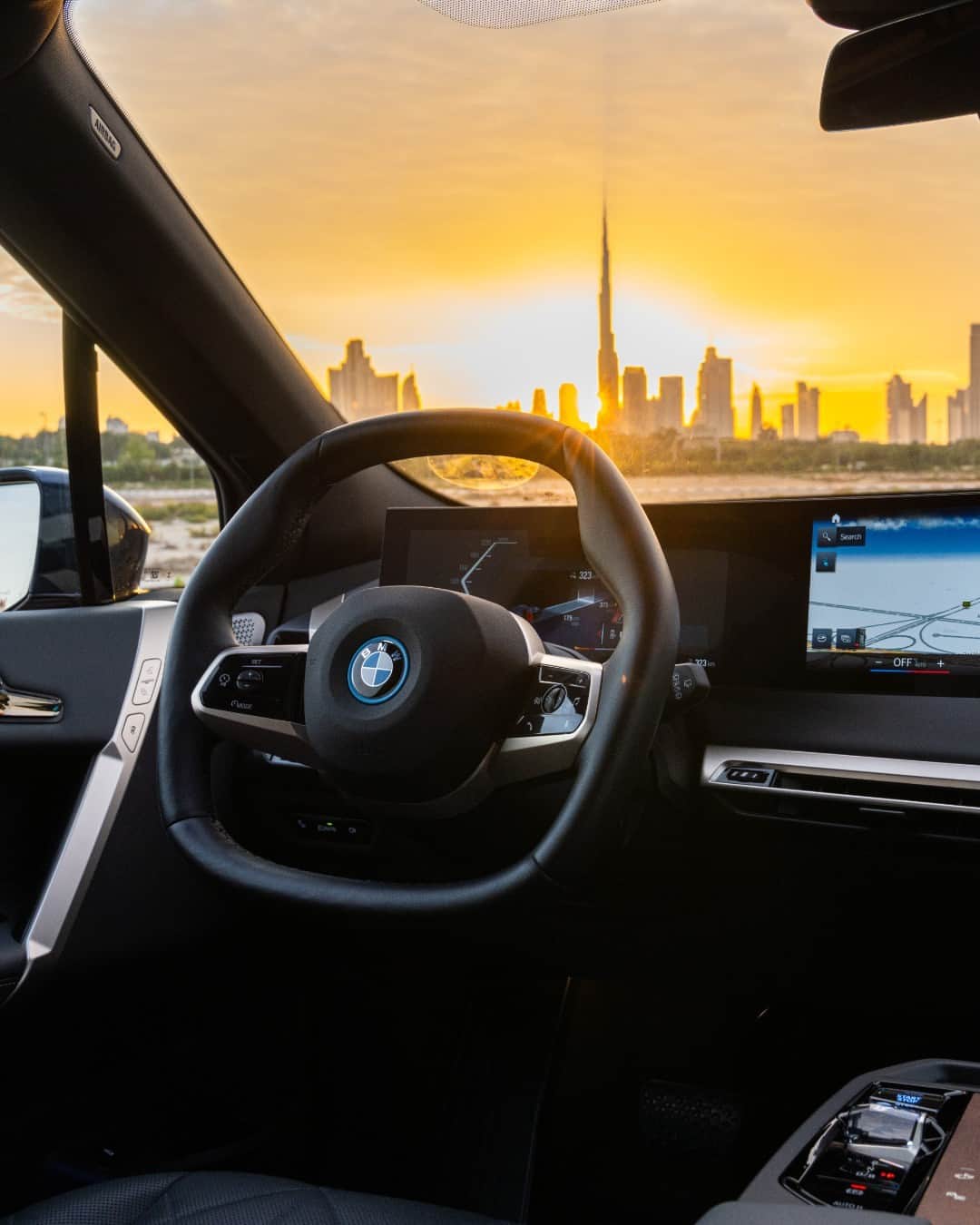 BMWさんのインスタグラム写真 - (BMWInstagram)「City views but make it electric ⚡️ 📸: @bmw_agmc The BMW iX.  #THEiX #BMW #iX」7月1日 3時00分 - bmw
