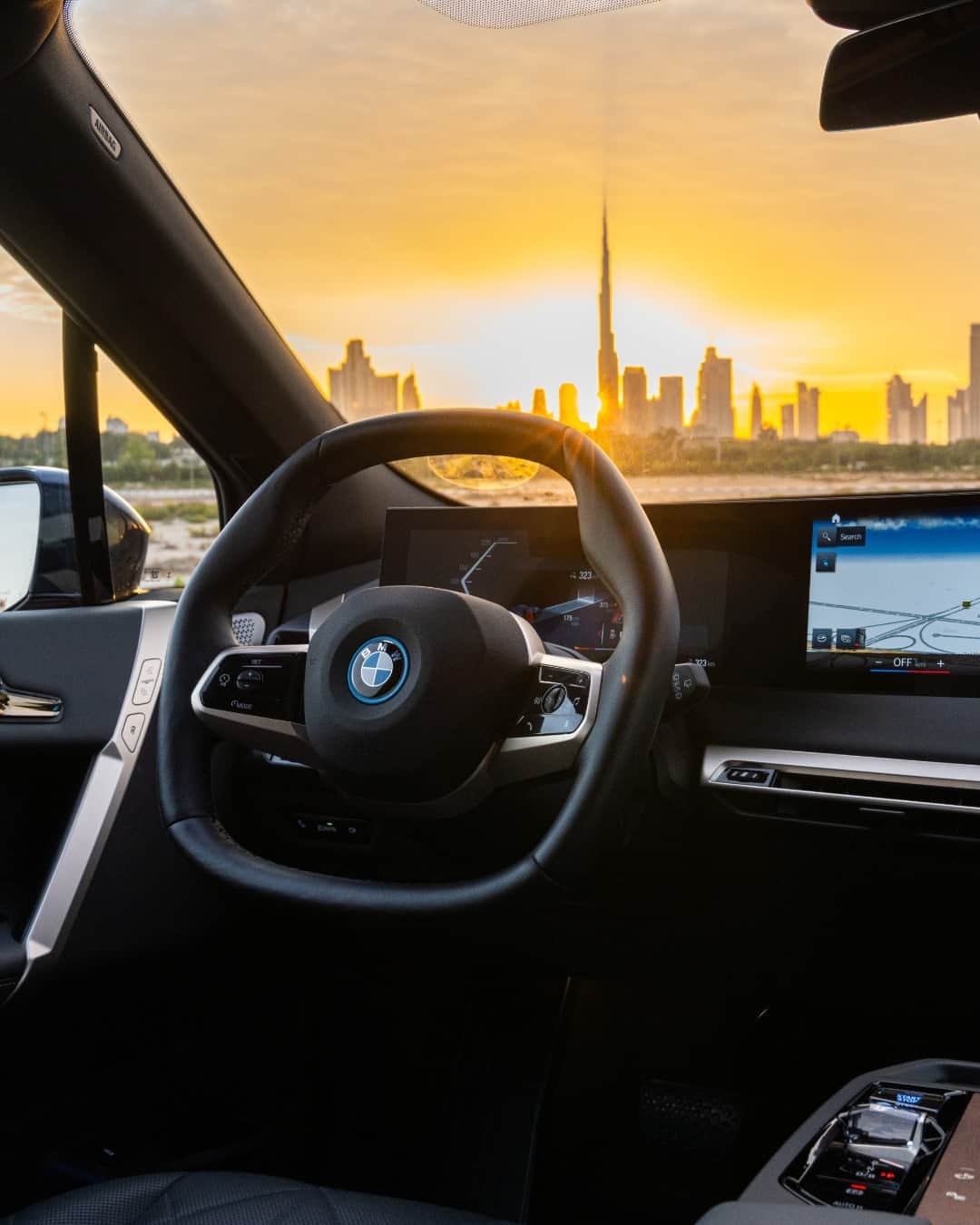 BMWのインスタグラム：「City views but make it electric ⚡️ 📸: @bmw_agmc The BMW iX.  #THEiX #BMW #iX」