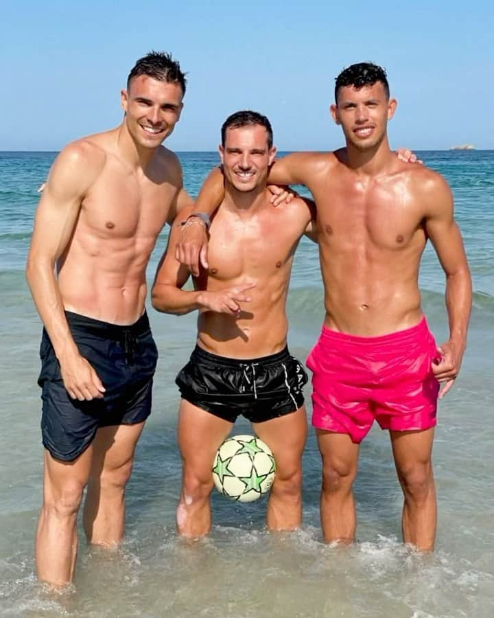 セドリック・ソアレスのインスタグラム：「Sun, sand, and football with my friends! 🌞🏝️⚽ #Holidays #Moments #Friends #Vacations」