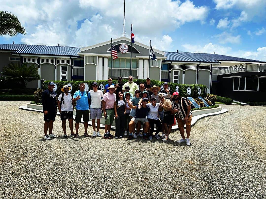 マーク・フォイアスタインのインスタグラム：「What a great time the cast of “Hotel Cocaine” had today at the Dominican Yankees game!! You are so much more than just a farm team, you give back to the people of the DR and you shape these players into fully capable adults, regardless of the game! Thank you @melissahernandez04  GO @yankees !!!」
