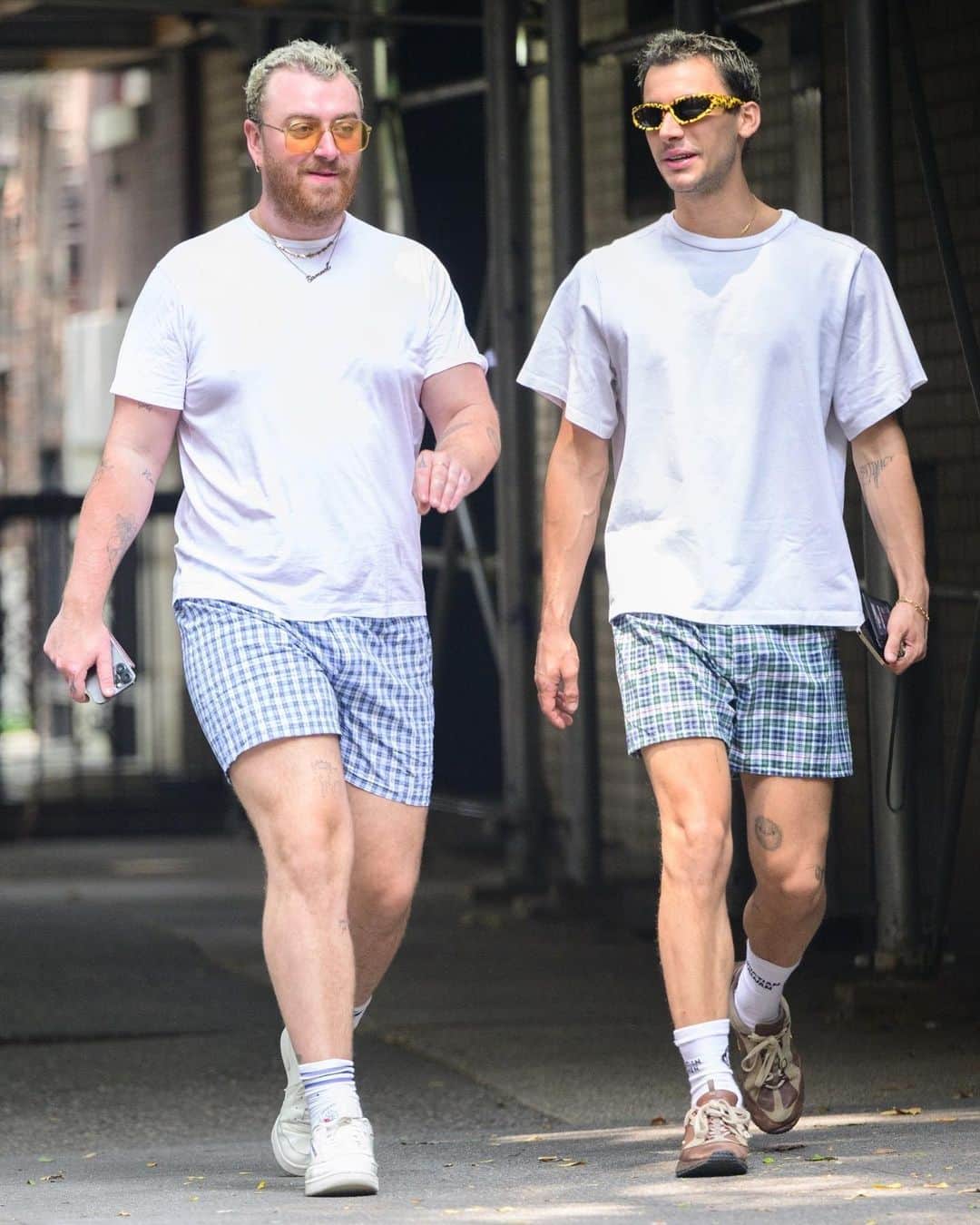 Just Jaredさんのインスタグラム写真 - (Just JaredInstagram)「Sam Smith & partner Christian Cowan wear matching outfits while out on a morning stroll.  #SamSmith #ChristianCowan Photos: Backgrid」7月1日 3時13分 - justjared