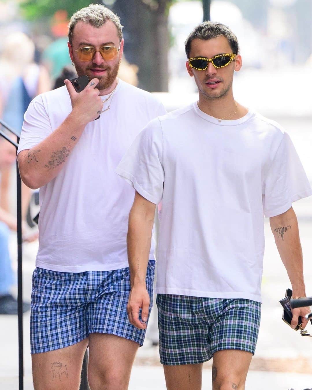 Just Jaredさんのインスタグラム写真 - (Just JaredInstagram)「Sam Smith & partner Christian Cowan wear matching outfits while out on a morning stroll.  #SamSmith #ChristianCowan Photos: Backgrid」7月1日 3時13分 - justjared