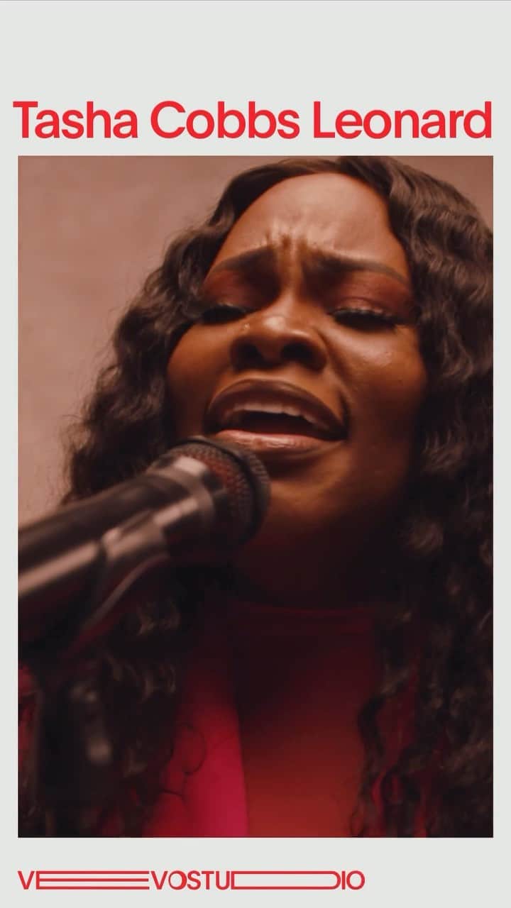 Vevoのインスタグラム：「“It’s a reminder that who we are matters, that the church matters, that the church is still alive,” says @tashacobbsleonard about “The Church I Grew Up In.” Watch her live performance of the track off her ‘Hymns’ album. ⠀⠀⠀⠀⠀⠀⠀⠀⠀ ▶️ [Link in bio]」