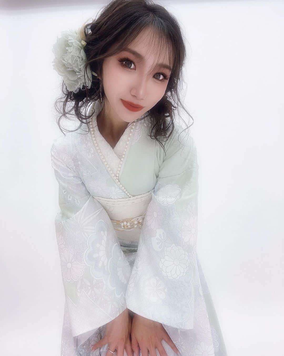 のインスタグラム：「𝐁𝐢𝐰𝐚𝐒𝐚𝐤𝐮𝐫𝐚 🕊‪𓂃٭𓈒𓏸 . このフィルターめっちゃ可愛い🤍 妖精みたい🫧🧚‍♂️ . . どっちかと言うと悪魔やけど(⃔ `꒳´ )⃕↝ . . . . いつものキツめも好きやけど こっちの甘め路線も良くないですか🤤🪞◌𓈒 @biwasakura_official  . . . . . . . . . . . . . . . . . . . . . . #ootd #fashion #nail #likeforlikes  #followforfollowback #hairstyle  #振袖 #振袖ヘア #成人式 #成人式ヘア  #袴 #卒業式 #振袖前撮り #振袖ネイル #成人式ヘアセット #振袖レンタル  #ヘアアレンジ #ヘアスタイル #髪飾り  #ファッション #びわ桜 #金箔  #ヘアセット  #biwa桜 #ネイル #ネイルデザイン  #ロリータ #韓国ファッション #韓国 #韓国振袖」