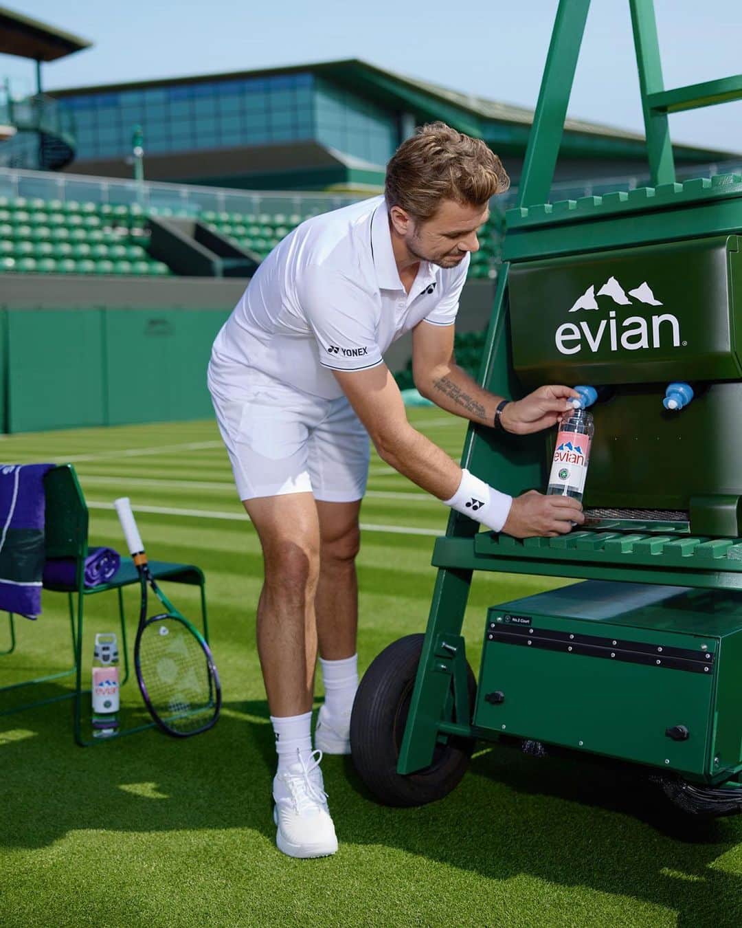 evianさんのインスタグラム写真 - (evianInstagram)「Alps sourced, Wimbledon served 🎾  As The Official Water of The Championships since 2008, evian and Wimbledon join forces in their circularity journey, to deliver Wimbledon’s first ever refillable system on court.  Players are provided with their own reusable bottles that can be refilled with evian natural mineral water, on-court and at designated player areas, including practice courts, dressing rooms and restaurants 💧  #evian #Wimbledon #tennis #Refillable」6月30日 18時32分 - evianwater
