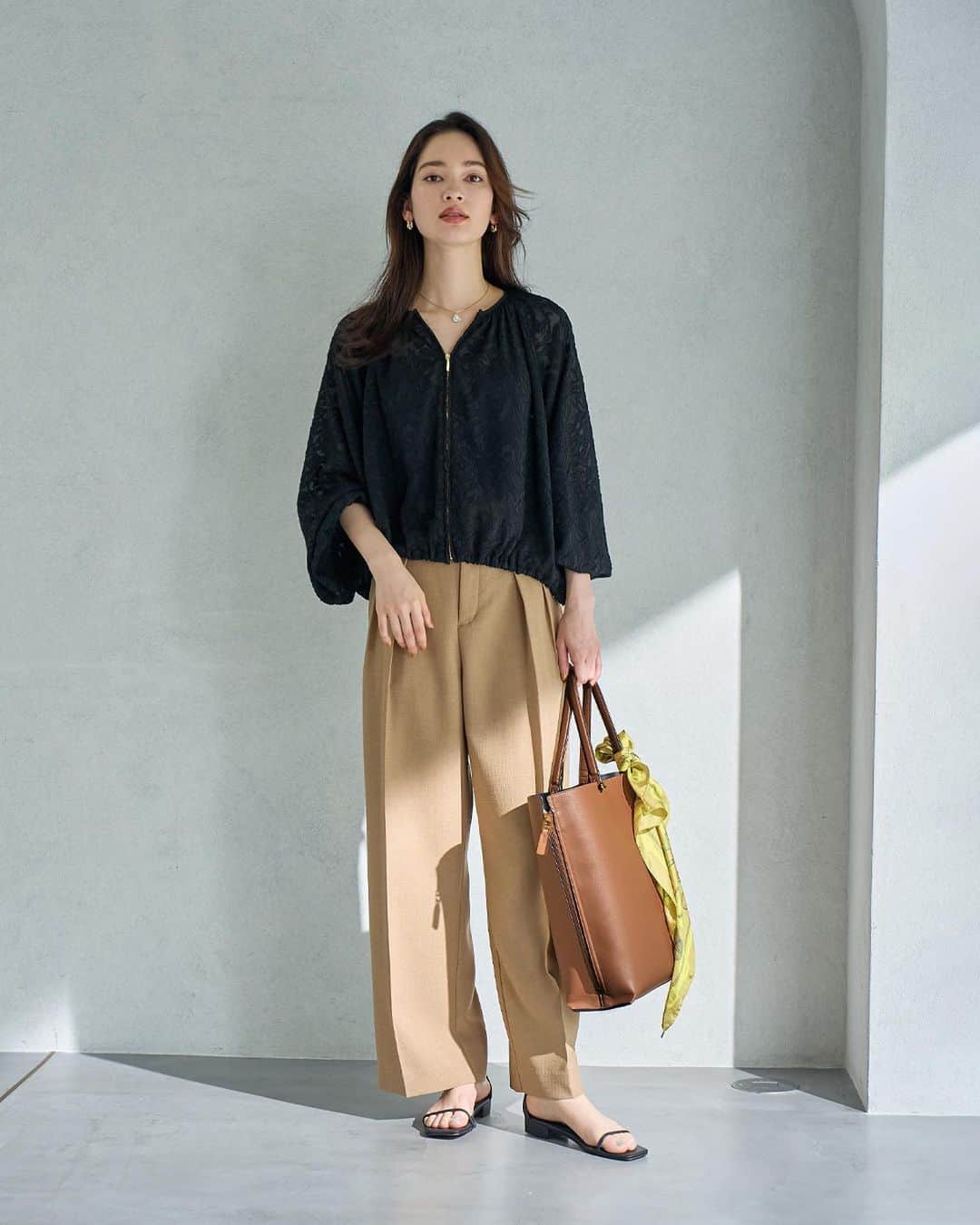 ロペのインスタグラム：「-URBAN SUMMER ELEGANCE- ⁡ 抜け感ある夏コーデには、華やかなシルエットと柄でエレガントに魅せて。 太陽の光を味方につけて、輝く夏の大人の着こなしを楽しんで。 ⁡ J'aDoRe JUN ONLINEでご購入いただけます。 ⁡ ⁡ ⁡ @rope_jp @jadorejunonline #通勤コーデ #オフィスカジュアル #大人カジュアル #リラックスコーデ #夏コーデ #夏カラー #ロペ #ROPÉ #ropejp」