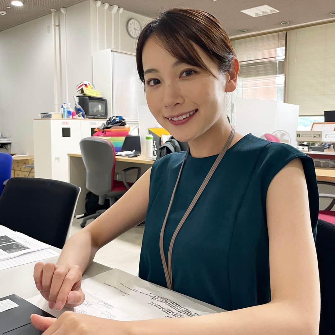 南海放送さんのインスタグラム写真 - (南海放送Instagram)「😊💚😊💚😊💚 報道フロアで 特集の“スーパー”を発注していた 青木美奈実 ...