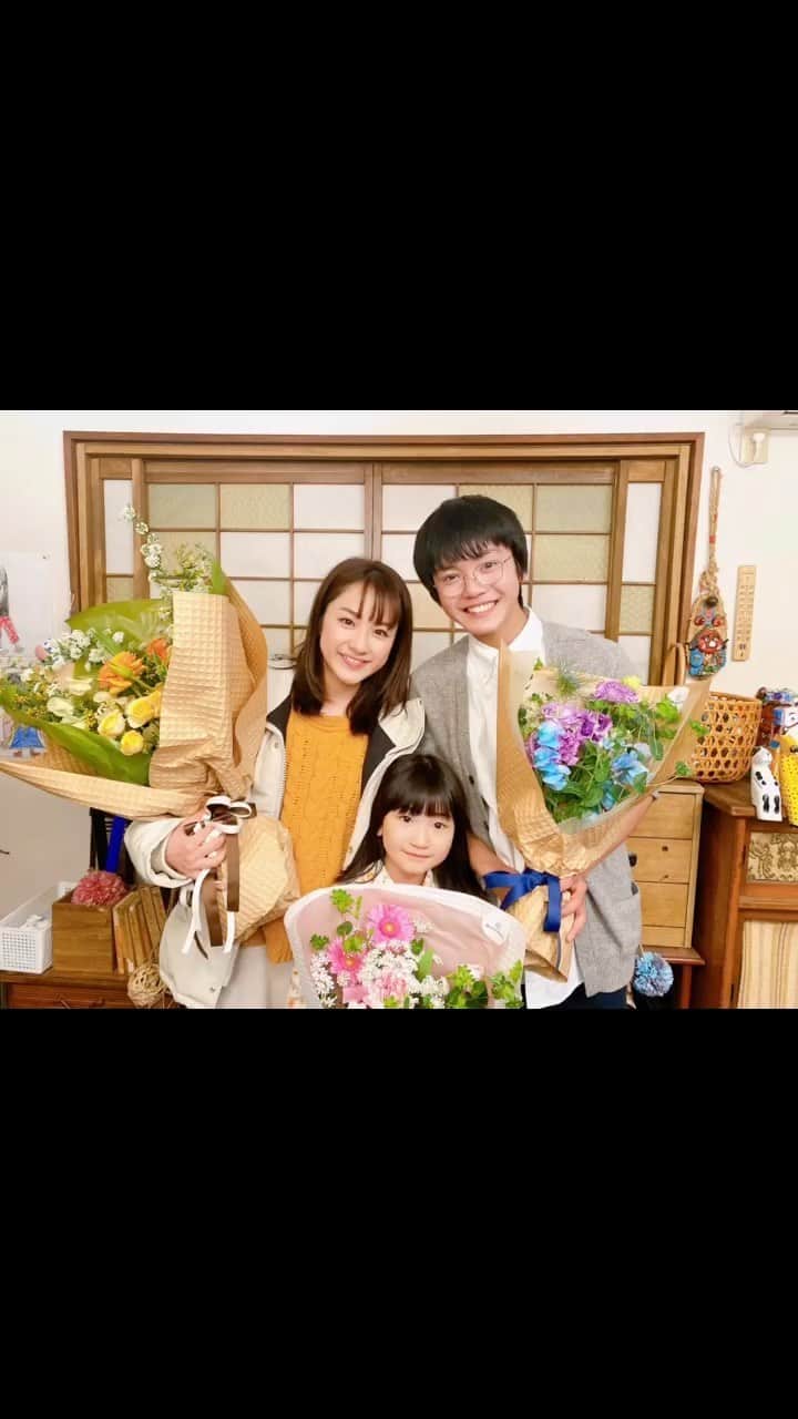 平祐奈のインスタグラム：「🧡🧡🧡 『半熟ファミリア』完走！！ ご視聴ありがとうございました。  かけがえのない大切な家族が増えました。 大治くんと萌果ちゃんの将来が楽しみすぎるっ  原作者の羽鳥まりえ先生、監督はじめスタッフの皆さん、 キャストのみなさん、御尽力下さった皆様本当にありがとうございました🌼🌼🌼  また筆谷家で集まろうぜーいっ！ #半熟ファミリア  #浅川大治 くん #吉田萌果 ちゃん #千綿勇平 さん #金子莉彩 ちゃん #いとうあさこ さん」