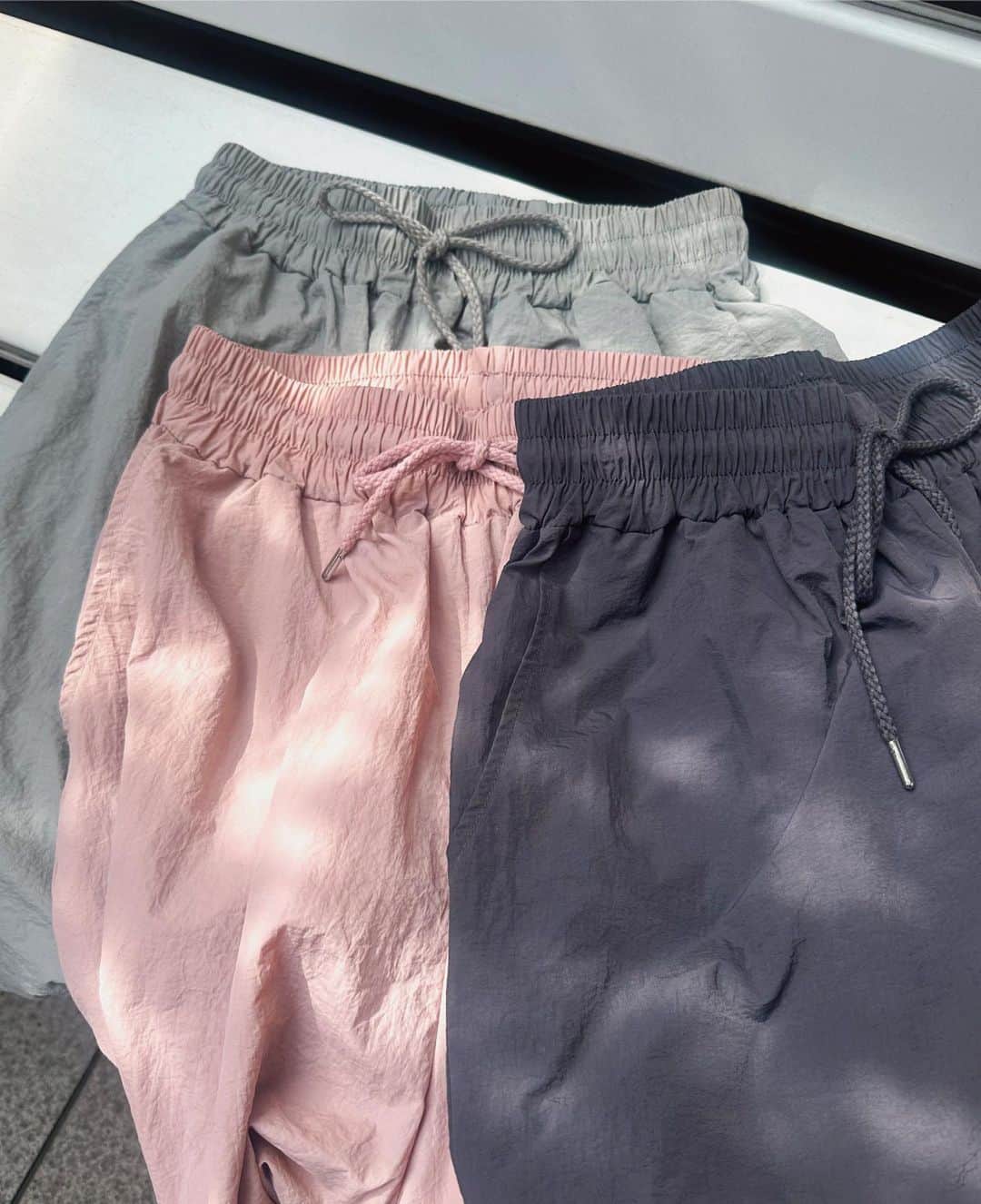 スピンズのインスタグラム：「\ 𝗡𝗲𝘄 𝗶𝘁𝗲𝗺 / ︎✿ナイロンジョガーパンツ ¥3,289 tax in ⁡ 今期のトレンド、シンプルで合わせやすい ナイロン素材のジョガーパンツ🤍 ⁡ 少しすっきり見えの細めシルエットが スタイルアップ効果あり◎ ⁡ 今回ご紹介したアイテムは 全国の𝗦𝗣𝗜𝗡𝗡𝗦店舗 𝗼𝗿 𝗦𝗣𝗜𝗡𝗡𝗦 𝗪𝗘𝗕 𝗦𝗧𝗢𝗥𝗘 にて購入できるので是非チェックしてね✍🏻✨ ⁡ #𝗦𝗣𝗜𝗡𝗡𝗦 #スピンズ #𝗼𝗼𝘁𝗱 #スタッフスナップ #𝗦𝗣𝗜𝗡𝗡𝗦スタッフ #プチプラコーデ #きょコ #夏コーデ # ジョガーパンツ #ナイロンパンツ」