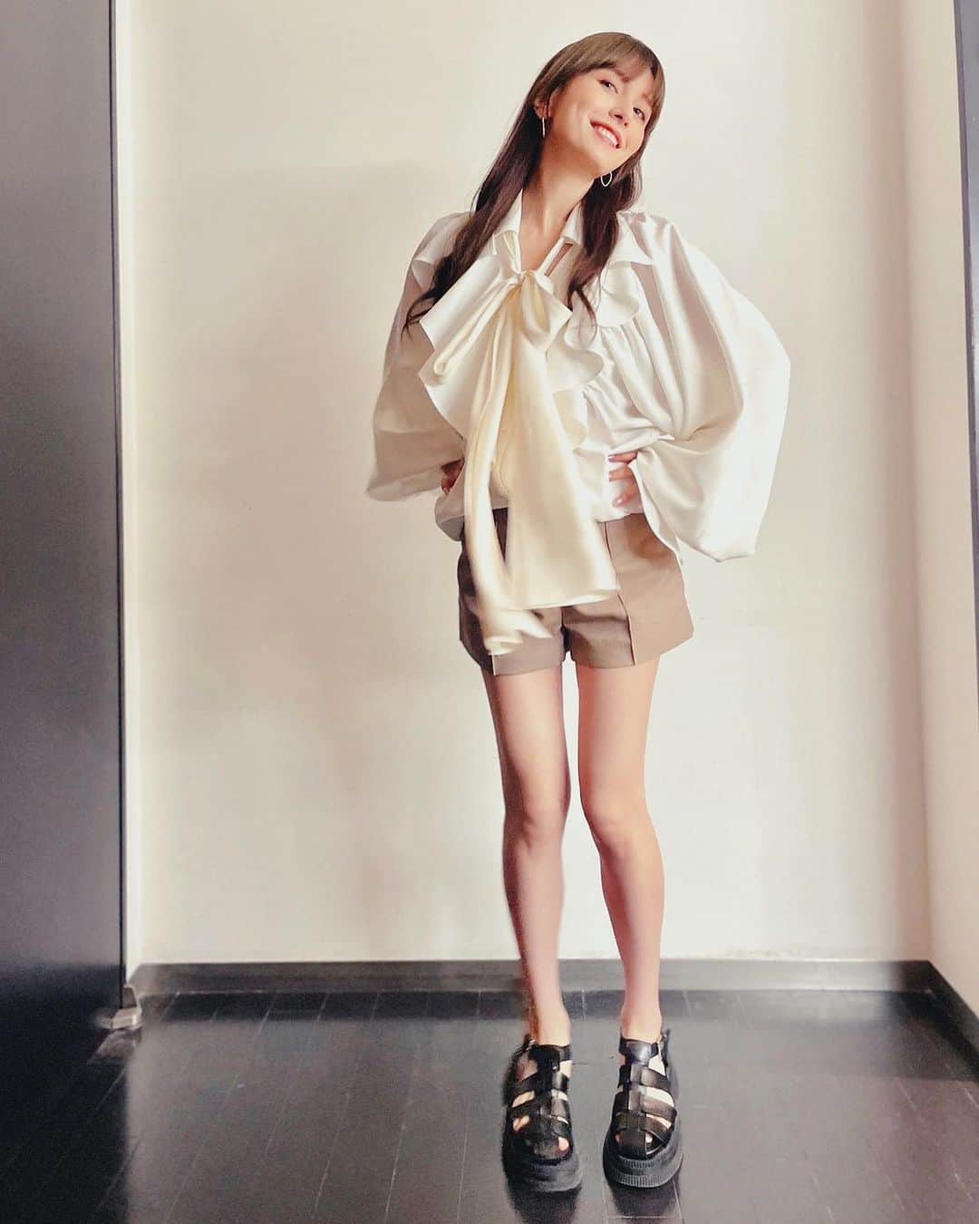 May J.のインスタグラム：「今夜７時から「オオカミ少年・ハマダ歌謡祭」に出演します！ 今回はディズニー&アニソンがテーマだよー🫶🫶🫶 収録が楽しすぎてテンション上がって写真で変なポーズもしちゃった😂 素敵な共演者の皆さんともお会いできて嬉しかったです🫶 実は最近、収録の間の休憩時間は　@harisenbon_haruna さんとK-popの話しで盛り上がっているよ😂 ハァ〜楽しかったー♥️ みんな絶対見てね！！📺  #ハマダ歌謡祭」