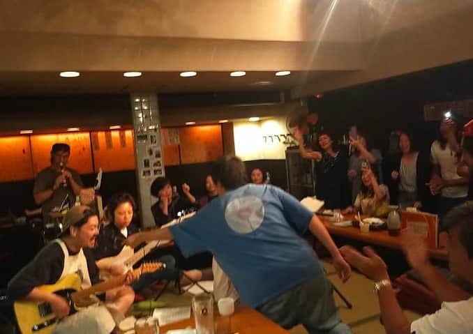 村本大輔さんのインスタグラム写真 - (村本大輔Instagram)「藤沢にある天然酒場 佐助 働いてる人たちが各々楽器ができて、いつも前説で歌ってくれる。店がこのビルを出ないといけなくなったので最後のライブ。何年か前にこの店の女性から「タブーを笑いにするところが好きですライブをやって欲しい」みたいな連絡がきて、全国回ってて東京に戻ってくるたびに、藤沢に行き、ライブさせてもらってきた。最終回の最後は、おれのネタと楽器のコラボした。最後におれをここに呼んでくれた女性が、私もネタありますと言ってステージに上がってきて自分のお母さんが亡くなったことをバカみたいなネタにしてて感動した。ただ笑えるテレビの笑いもいいけど、こういう当事者が自分の悲劇をコメディにしたとき、笑うの同時に胸が温かくなるからおれはすき。おれをこの場所に誘ってくれてありがとう。  この日の翌日にアメリカ大使館で面接です、あと何回も東京でできないと思うので目に焼き付けにきてくれたら嬉しいです。調子に乗って100人以上入るところでやることになりました、ぜひ、友達や家族の弱みを握って来ないと言いふらすぞ、と脅して連れてきてください。よろしく。  ウーマンラッシュアワー村本の STANDUP COMEDY SPECIAL "IS NOT AFRAID"  東京都渋谷区恵比寿西１丁目３４−１７ ZaHOUSEビル B1F   2023/07/23 (日) 19:30 - 21:00   B1FLAT 東京都渋谷区恵比寿西１丁目３４−１７ ZaHOUSEビル   前売 5,000円（＋別途ワンドリンクオーダー・会場にて現金支払い） 当日 5,500円（＋別途ワンドリンクオーダー・会場にて現金支払い）  チケットはストーリーズへ」6月30日 18時30分 - muramotodaisuke1125