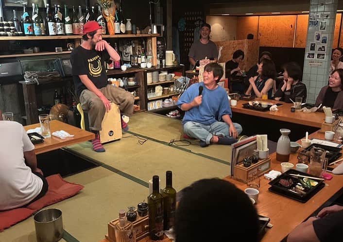 村本大輔さんのインスタグラム写真 - (村本大輔Instagram)「藤沢にある天然酒場 佐助 働いてる人たちが各々楽器ができて、いつも前説で歌ってくれる。店がこのビルを出ないといけなくなったので最後のライブ。何年か前にこの店の女性から「タブーを笑いにするところが好きですライブをやって欲しい」みたいな連絡がきて、全国回ってて東京に戻ってくるたびに、藤沢に行き、ライブさせてもらってきた。最終回の最後は、おれのネタと楽器のコラボした。最後におれをここに呼んでくれた女性が、私もネタありますと言ってステージに上がってきて自分のお母さんが亡くなったことをバカみたいなネタにしてて感動した。ただ笑えるテレビの笑いもいいけど、こういう当事者が自分の悲劇をコメディにしたとき、笑うの同時に胸が温かくなるからおれはすき。おれをこの場所に誘ってくれてありがとう。  この日の翌日にアメリカ大使館で面接です、あと何回も東京でできないと思うので目に焼き付けにきてくれたら嬉しいです。調子に乗って100人以上入るところでやることになりました、ぜひ、友達や家族の弱みを握って来ないと言いふらすぞ、と脅して連れてきてください。よろしく。  ウーマンラッシュアワー村本の STANDUP COMEDY SPECIAL "IS NOT AFRAID"  東京都渋谷区恵比寿西１丁目３４−１７ ZaHOUSEビル B1F   2023/07/23 (日) 19:30 - 21:00   B1FLAT 東京都渋谷区恵比寿西１丁目３４−１７ ZaHOUSEビル   前売 5,000円（＋別途ワンドリンクオーダー・会場にて現金支払い） 当日 5,500円（＋別途ワンドリンクオーダー・会場にて現金支払い）  チケットはストーリーズへ」6月30日 18時30分 - muramotodaisuke1125