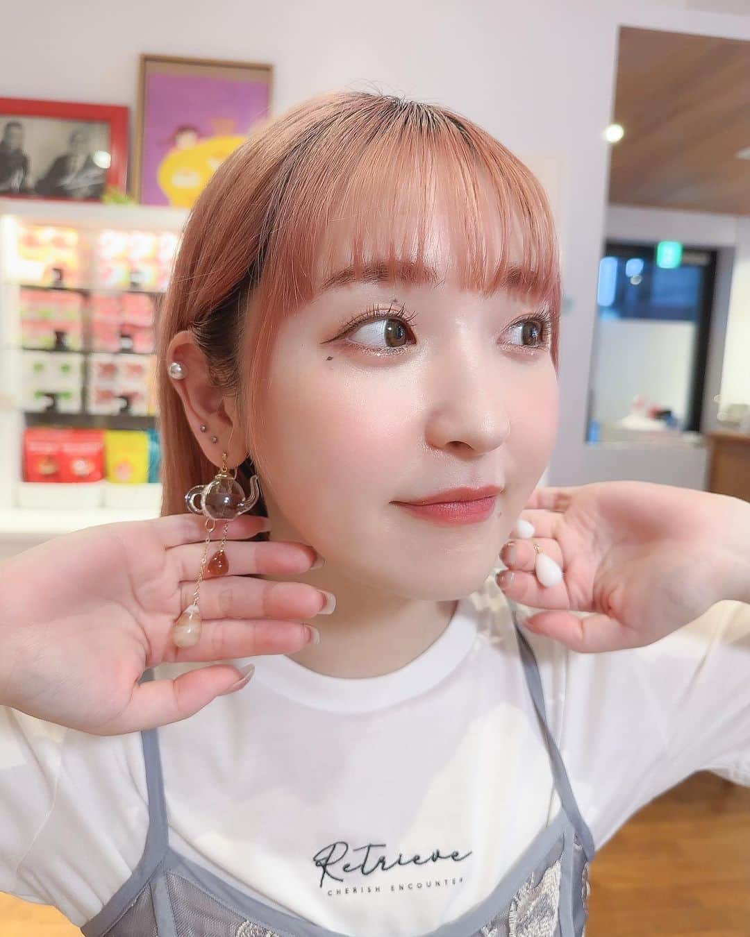 のインスタグラム：「🫖🥛 ⁡ ⁡ 大人気のミルクティーピアス！ なかなかいつも買えなくて…買えなくて… 友達のピアス借りました🥲 (ていうかこの日は全身友達の物コーデ笑) ⁡ いちごミルクバージョンもあって そちらを狙ってるが大人気なんだ！！ すごく可愛いから人気なんだ🍓🥛！ いつか買えるように争奪戦勝つぞ〜🔥 ⁡ ⁡ ミルクティーつけてて可愛かった〜🩷 アクセサリー持ってんのにコスメくらい 集め散らかすのなんでだろ………🌝💭 ⁡ ⁡ ⁡ #aykregolith #accessory #earrings #pieace #アクセサリー #ピアス #軟骨ピアス #ピアス女子 #ミルクティーピアス」