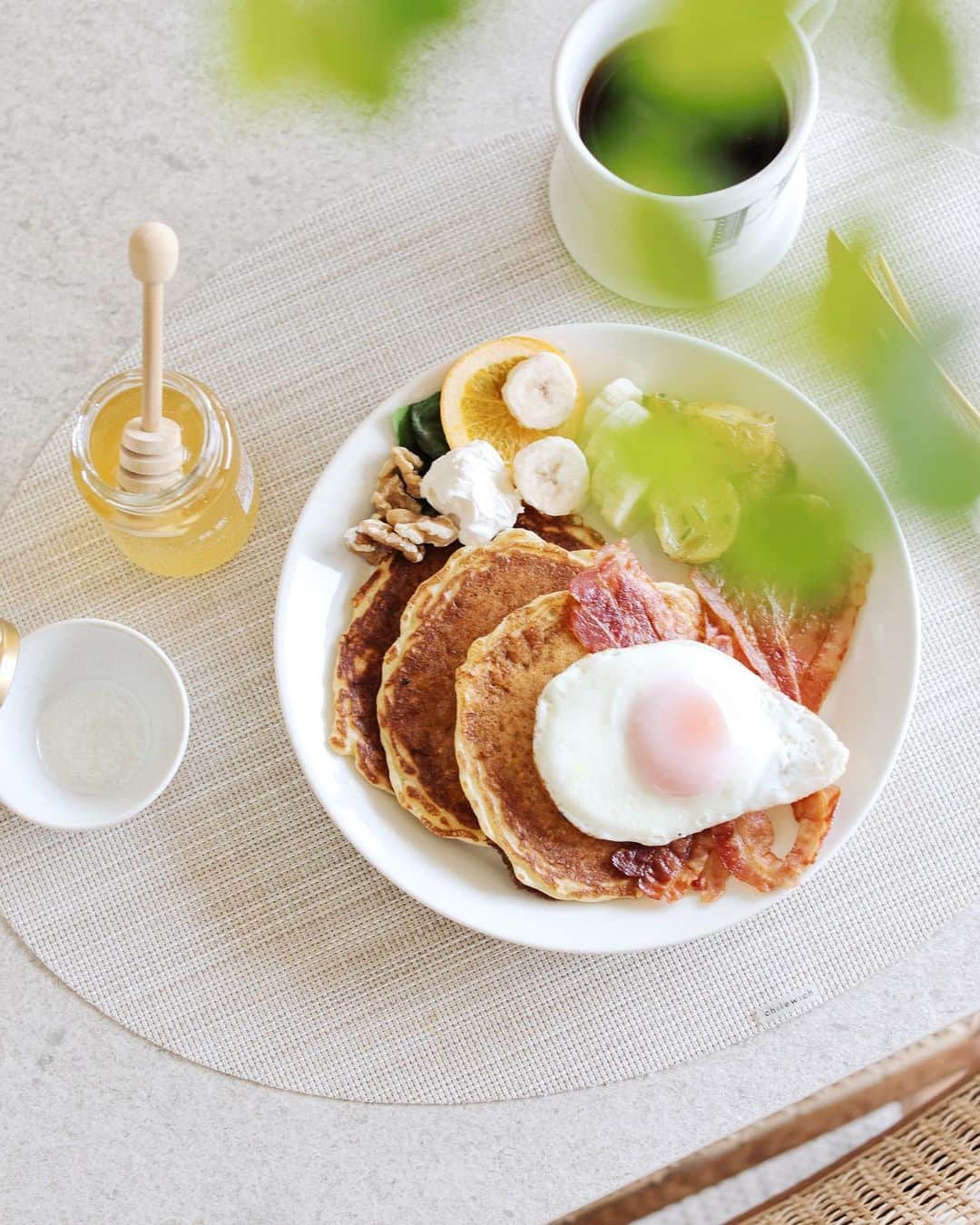 久林紘子さんのインスタグラム写真 - (久林紘子Instagram)「本物のアカシア蜂蜜🍯✨ ⁡ ⁡ ⁡ 蜂蜜と聞いて頭に思い浮かべる、オレンジがかった色の蜂蜜。 あの色は加熱された際に糖分が焦げたカラメルの色味だったりするらしいのです！ 養蜂家さんが直売している蜂蜜以外の大多数が、濃縮された蜂蜜なのだそう。 ⁡ 今回お試しさせていただいた山田養蜂場さんの 「アカシア蜂蜜(ルーマニア産)」は、完熟していないはちみつを人工的に加熱濃縮したりせず、巣から採れたままの"本物の蜂蜜なので スルスルっと伸びて、色もすごくクリアで蜂蜜の固定観念が覆されます🍯 ルーマニアから🇷🇴高級ワインと同じコンテナで🚢輸送し、巣箱と同じ温度管理を徹底することで、採れたて品質を保っているのだそう✨ ⁡ ⁡ お弁当の残りも乗せたの朝食ワンプレート🍽️ パンケーキ×クリームチーズ×アカシア蜂蜜×バナナ ほんのり甘く爽やかな味で、美味しかった〜🙆‍♀️❤️ ⁡ ⁡ お料理にも使いやすい粘度なので 料理砂糖の代わりにおすすめです🥄✨ ⁡ ⁡ ＿＿＿＿＿＿＿＿＿＿＿＿＿＿＿＿＿＿＿＿＿＿ #山田養蜂場 #山田養蜂場公式インフルエンサー  #プロップスタイリング #プロップスタイリスト #ルーマニア産アカシア蜂蜜 #本物の蜂蜜」6月30日 21時00分 - rohicocco