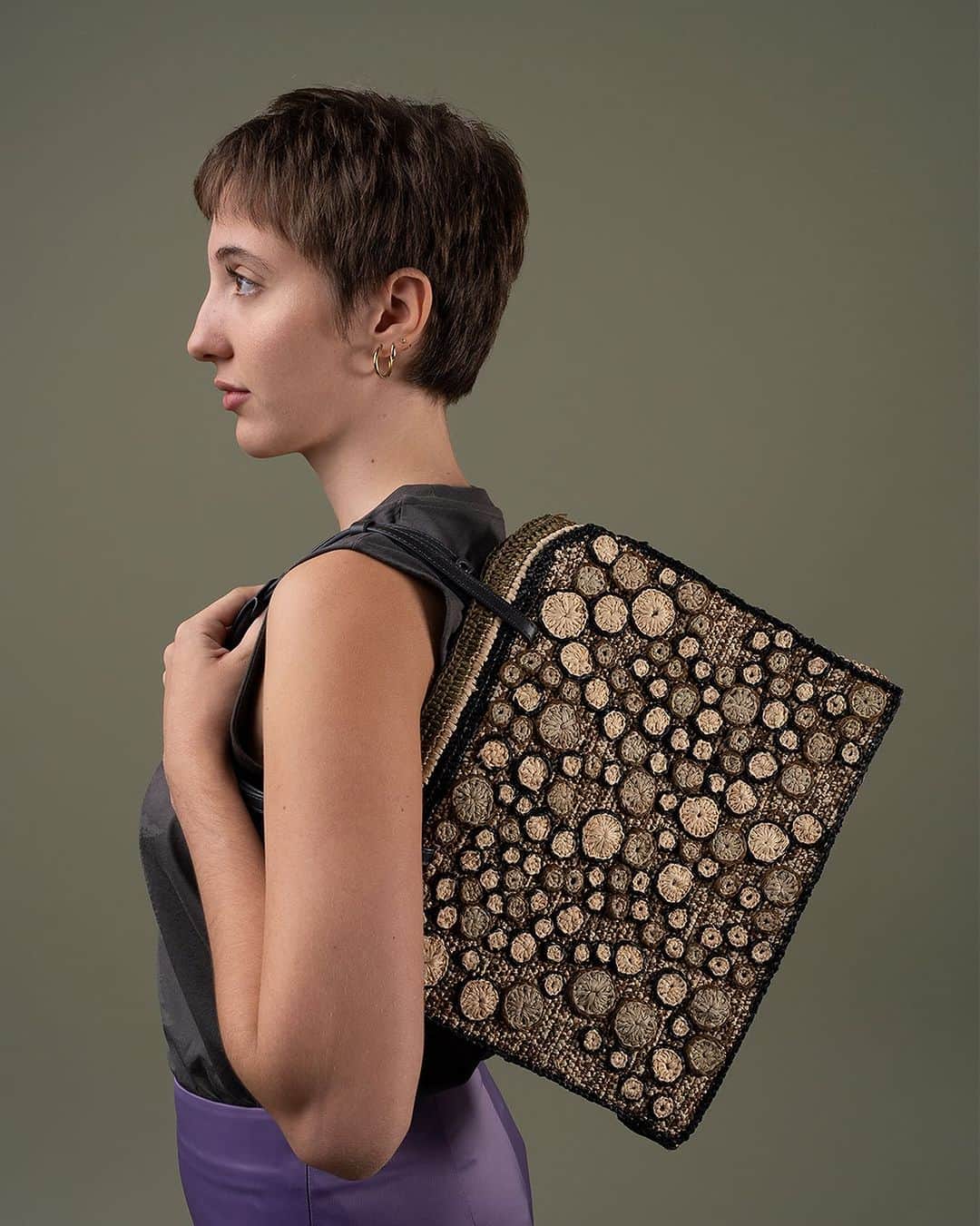 ジャマンピュエッシュのインスタグラム：「Fascinated by the marine creatures of the Mediterranean, Jamin Puech reinterprets the octopus pulps motif on a classic raffia tote bag. Entirely handmade in various techniques mastered by our artisans, it will add a touch of audacity to a simple outfit. #jaminpuech #octave #raffiabag #summerbag #totebag」