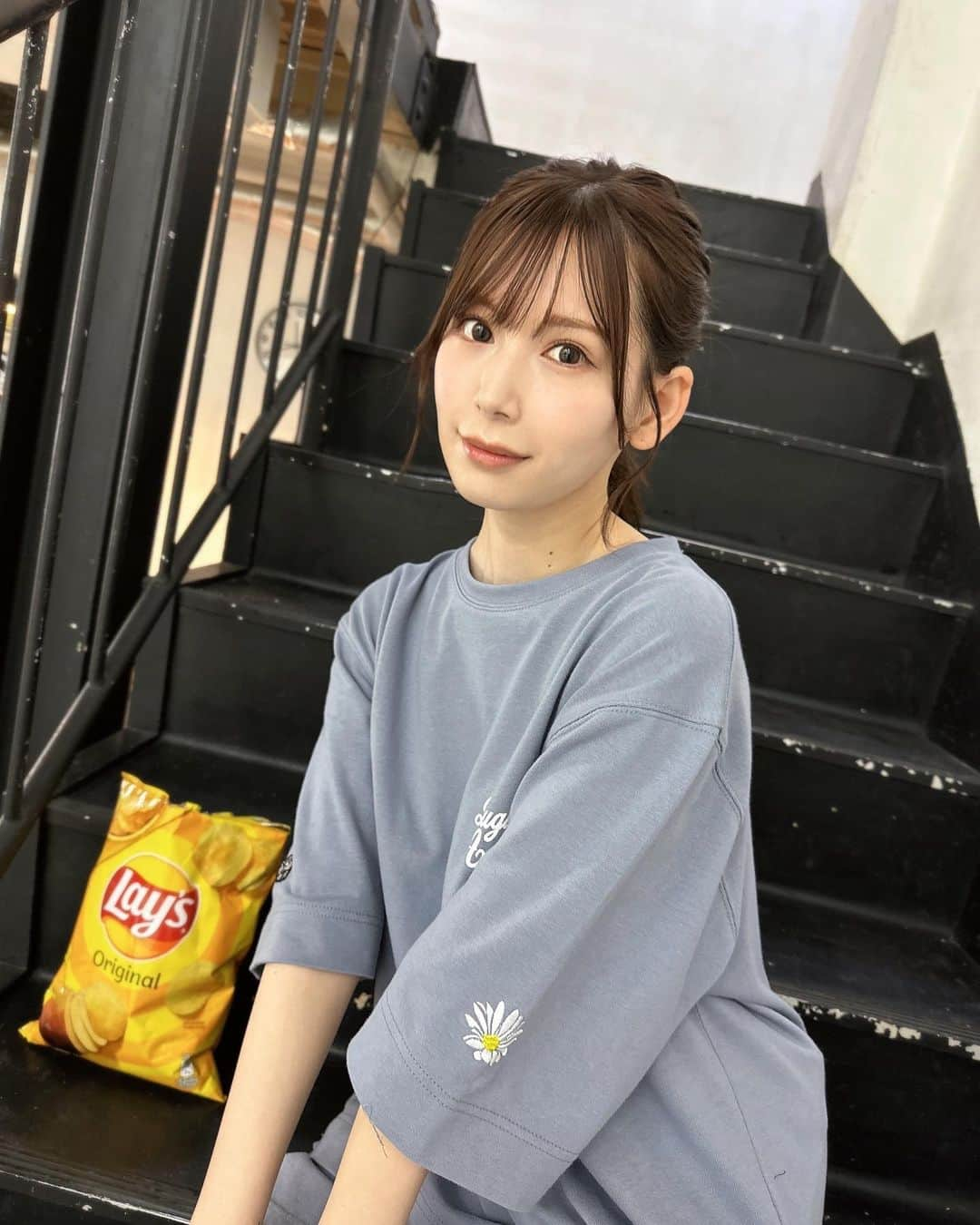 明里つむぎさんのインスタグラム写真 - (明里つむぎInstagram)「アパレルブランドLIBEIROと コラボすることになりました🩶  7/22(土)にショップでイベントをします！ かわいいフォトTシャツ作ったので ぜひ遊びにきてね〜☺️  詳しくは @libeiro_com の インスタをチェックしてね🫶 https://zerosum-libeiro.com/pages/libeakari」6月30日 18時34分 - akari.tsumugi