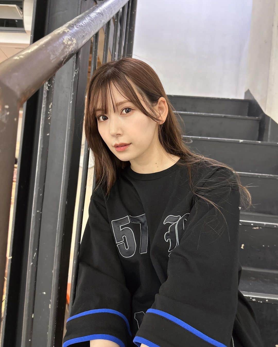 明里つむぎのインスタグラム：「アパレルブランドLIBEIROと コラボすることになりました🩶  7/22(土)にショップでイベントをします！ かわいいフォトTシャツ作ったので ぜひ遊びにきてね〜☺️  詳しくは @libeiro_com の インスタをチェックしてね🫶 https://zerosum-libeiro.com/pages/libeakari」