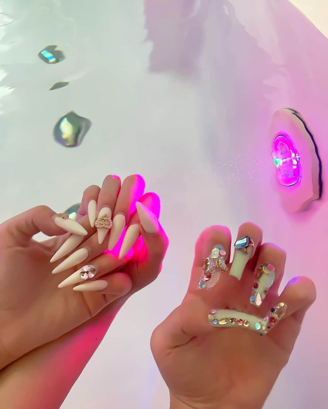 アンジェリカのインスタグラム：「💅🩷🩵🩶🛀」