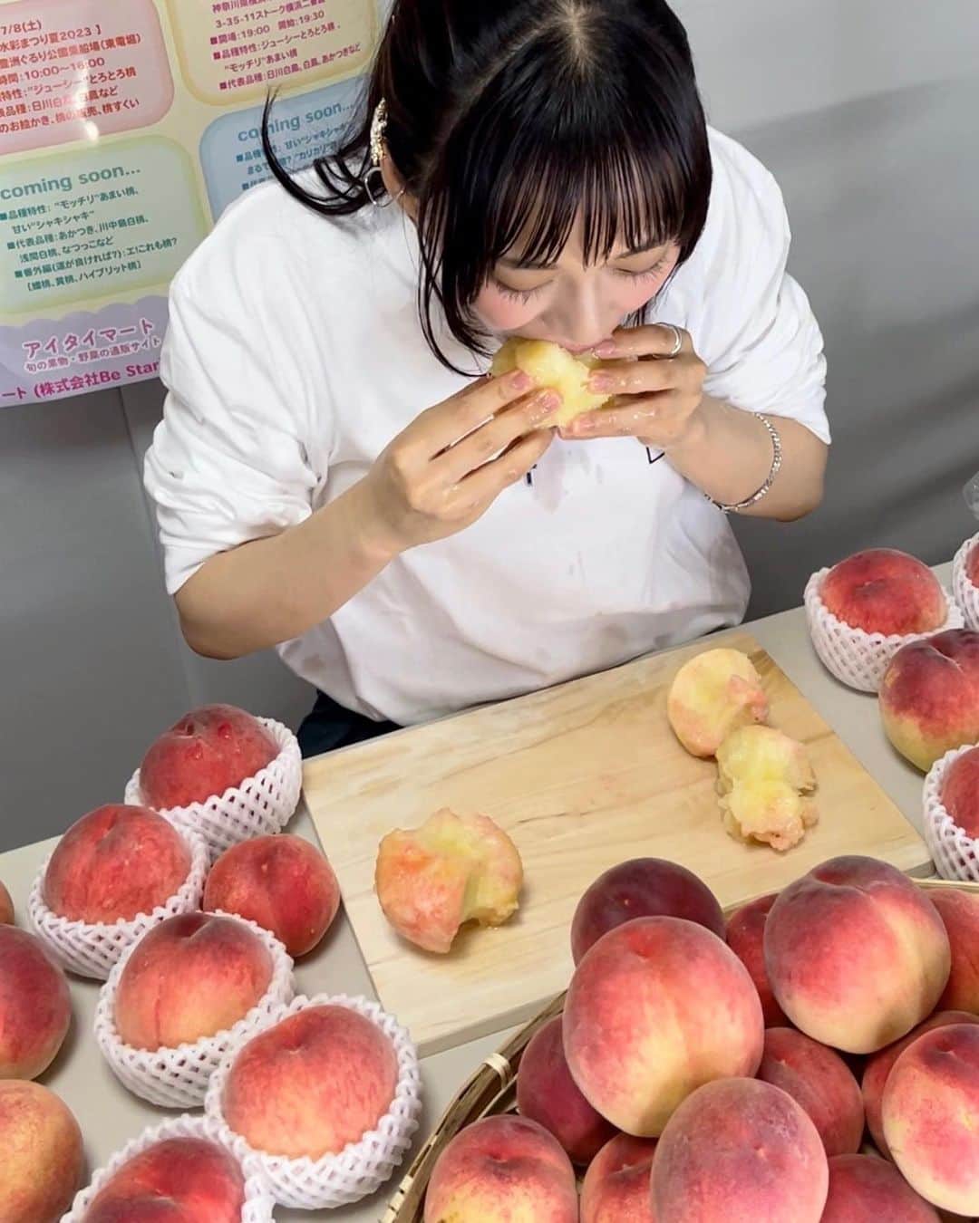 のインスタグラム：「桃は丸かじりが一番うまい🍑❣️‼️  私の名前は桃子と言います。 生まれた時に桃みたいだった為 この名前を頂きました🍑❤️  みんなに桃ちゃんって呼ばれることが嬉しいです。そして桃を見ると親近感が湧きます。  というより桃から名前を頂いているので 桃の季節がやってきてスーパーで見かけるようになると あ、桃だ！！とテンションが上がります！  そんな、わたしになんと 桃と携われる推しごと(お仕事)を頂きました🥺🌟  すっごく嬉しい！ オファーしてくださった方が 名前を知ってくれていたことも 憧れの果物の桃と絡めることも すごくすごく嬉しい！！  この日の撮影動画はアップされたらまた必ずお知らせします！楽しみにしていてください！  この日食べさせて頂いた桃は🍑🍑🍑 福島県のちよひめ 山梨県の農協さんの日川白鳳 個人農園雨宮さんの日川白鳳  動画で感想を伝えているのですが どれも味わいが全然違っていてびっくりしました🫢💖  今まで桃を食べ比べしたことがなかったので この機会を頂けて幸せだったなぁ。  中々食べ比べすることは難しいと思うので 動画を見て頂いた時にみんながこれからどうやって推し桃を選べばいいのか少しでも参考になったら嬉しいです🥰  ……し！しかし！なんと！ 食べ比べ出来るイベントが 7月(桃のシーズン)に何回か開催されます👏  写真の一番最後に投稿していますので 是非チェックして行ける日に 足を運んでみて欲しいです(((o(*ﾟ▽ﾟ*)o)))♡✨  わたしもこれからアイタイマートさんにお世話になることが増えると思うのでみんなにもどんなお店か知って頂けたら嬉しいなぁ☺️  アイタイマートさんの 果物への愛は本当にすごいのです🥳🤩🎵  はぁー！✨✨ 可愛くて良い香りで美味しい桃に囲まれて幸せな撮影だったなぁ🍑  #aitai_mart  #アイタイマート #推し桃  #桃好きな人と繋がりたい  #今日の服装 #被写体 #被写体モデル #ポートレートモデル  #オススメアイドル  #インスタグラビア  #ポートレート撮影 #写真好きな人と繋がりたい  #カメラ好きと繋がりたい  #japanesegirl #kawaii」