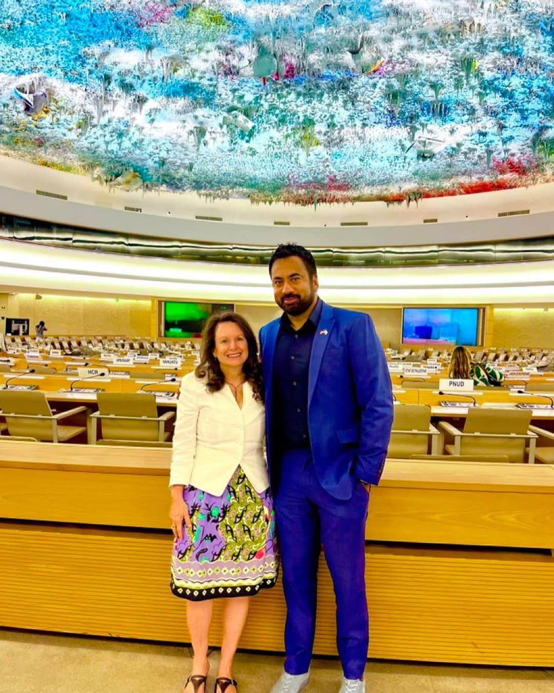 カル・ペンのインスタグラム：「An honor to join this Cultural Delegation to Geneva during the 2023 UN Human Rights Council session with @statedept @artinembassies.   Our inspiring US Ambassador to the Council @ztaylors at @usmissiongeneva is doing such complex work on issues of Human Rights. Thank you for hosting us, and for facilitating the great conversations with other UNHRC Ambassadors and NGO partners.   The legendary @dirartstate who tirelessly brings passion and resources to expand cultural diplomacy and understanding through art & makes the impossible possible 👏🏽👏🏽👏🏽🇺🇸  And co-delegation artists @joancbaezofficial @alexisrockman who I’m in awe of (photo dump coming soooooon).」