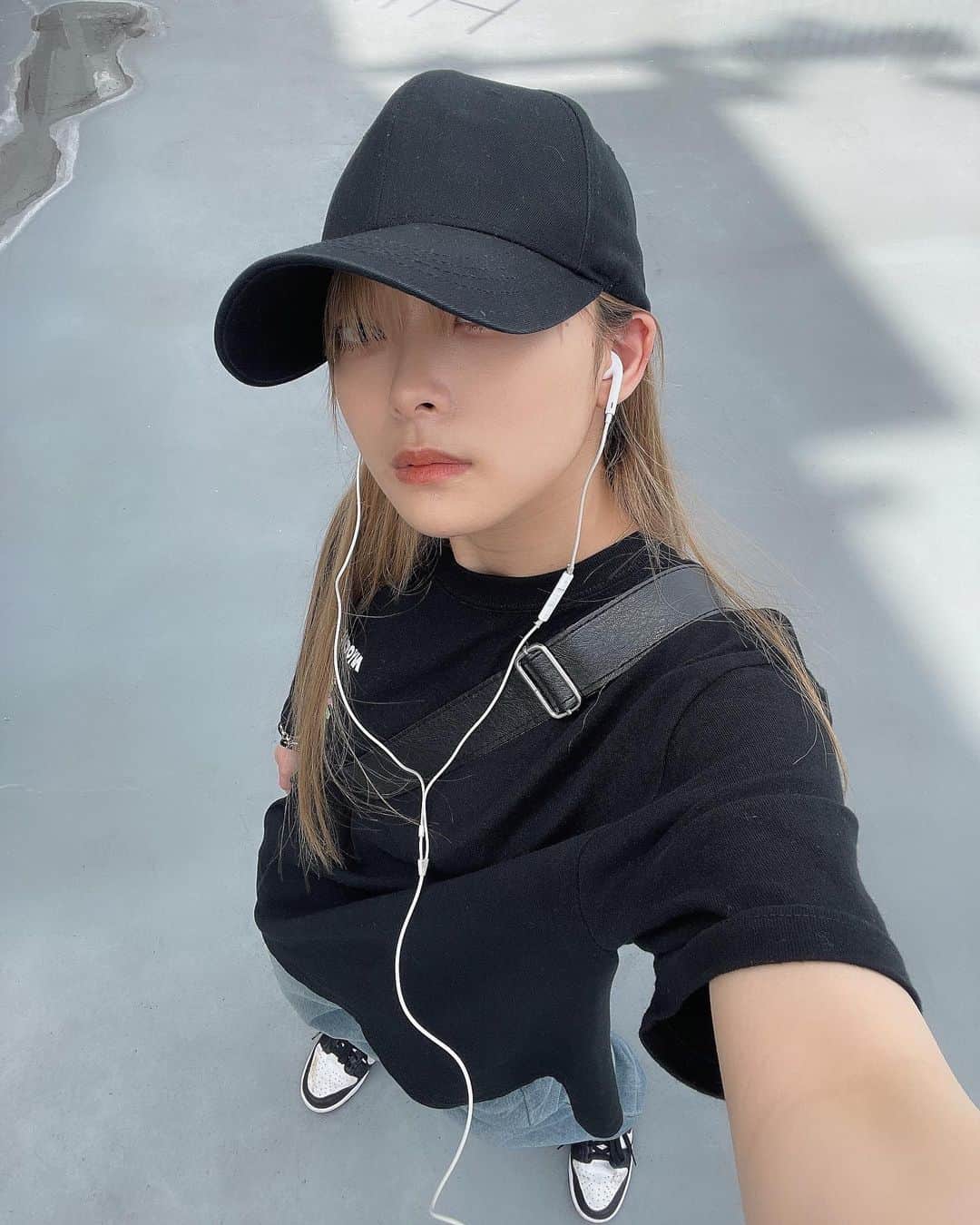 宇井優良梨のインスタグラム：「⁡ 自然光は細かいほこりが目立つ。笑 ぺたぺたしなきゃ」