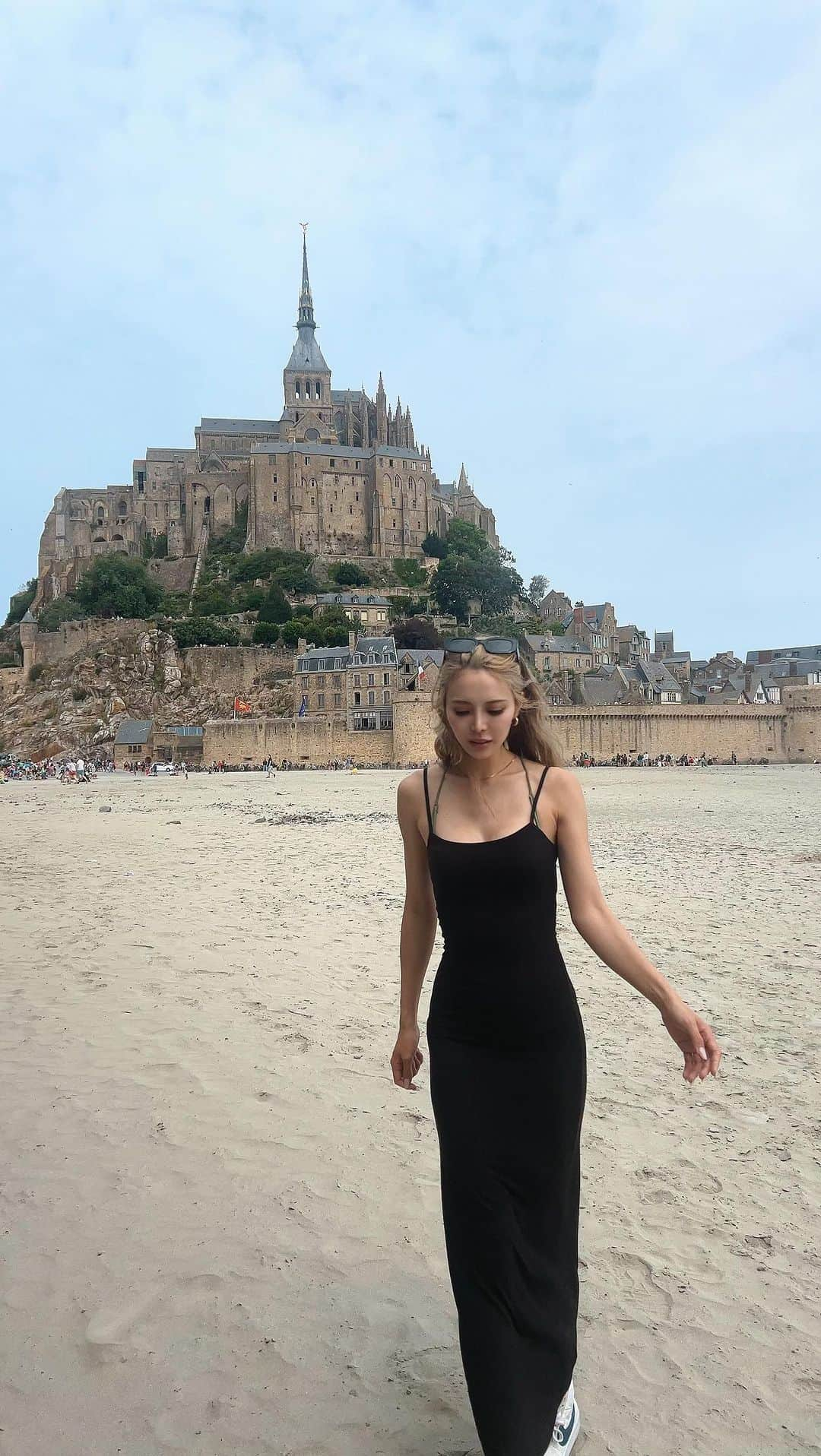 蘭のインスタグラム：「🪽  世界で1番行きたかった場所🥹  #モンサンミッシェル#montsaintmichel #normandy」