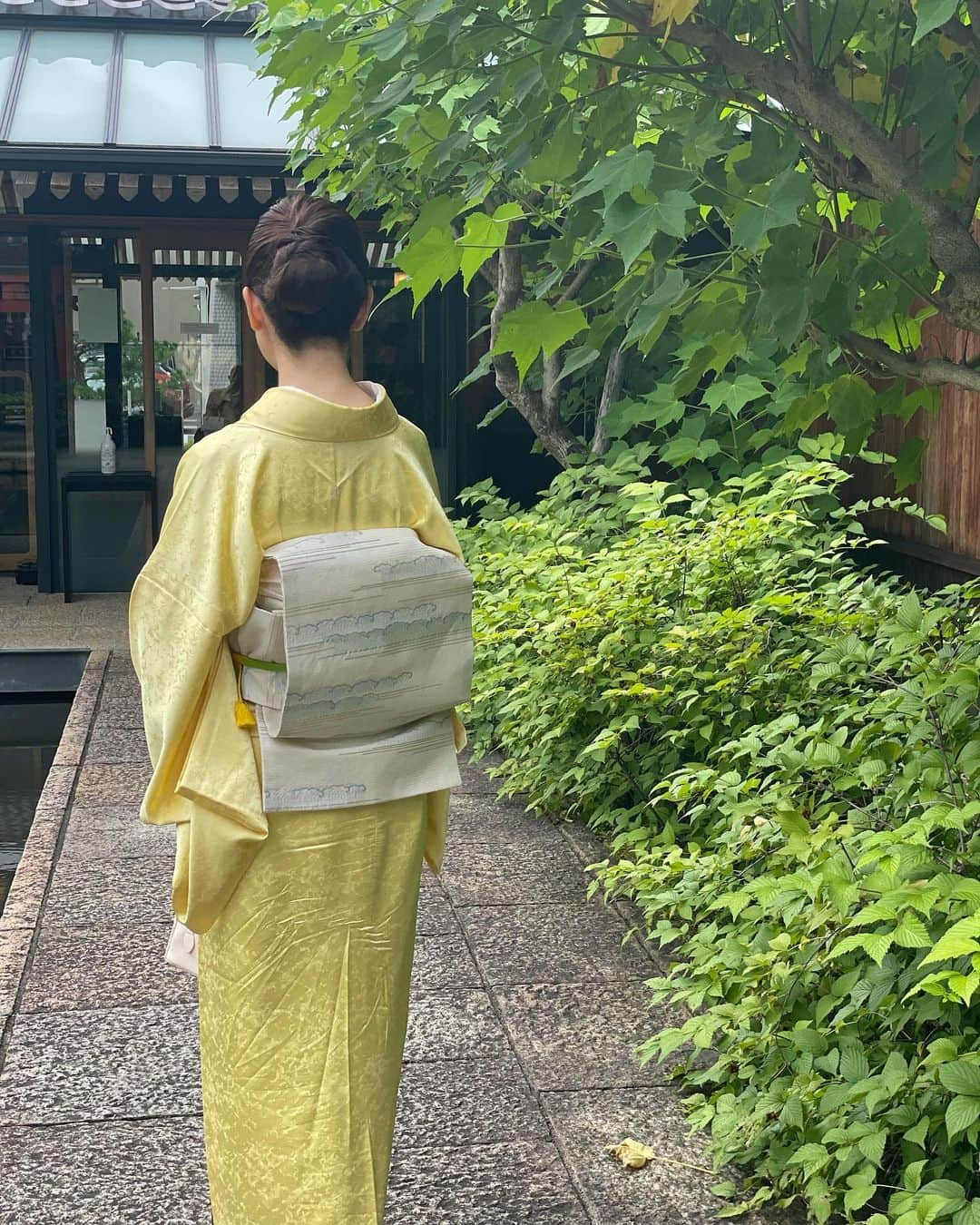 沢瀉美緒さんのインスタグラム写真 - (沢瀉美緒Instagram)「※ Kimono coordinate ✨ . 今日で6月もおしまい。 単衣は9月まで出番がありません。笑 . 先日の京都での装いですが、 1日目と2日目の帯と帯締めを変えて コーディネートしてみました。 . 髪型も少し変えています🤏 @yumiko_108 ちゃんのアレンジが 上手過ぎた‼️ . . #kimonomio #着物 #和服 #和装 #単衣 #kimono #色無地 #道明」6月30日 18時47分 - mio_omodaka