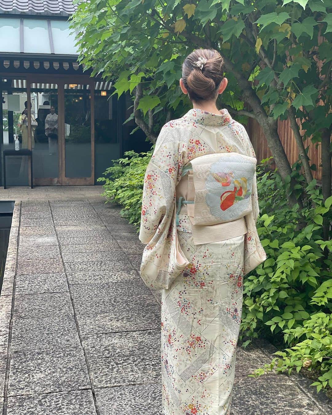 沢瀉美緒さんのインスタグラム写真 - (沢瀉美緒Instagram)「※ Kimono coordinate ✨ . 今日で6月もおしまい。 単衣は9月まで出番がありません。笑 . 先日の京都での装いですが、 1日目と2日目の帯と帯締めを変えて コーディネートしてみました。 . 髪型も少し変えています🤏 @yumiko_108 ちゃんのアレンジが 上手過ぎた‼️ . . #kimonomio #着物 #和服 #和装 #単衣 #kimono #色無地 #道明」6月30日 18時47分 - mio_omodaka