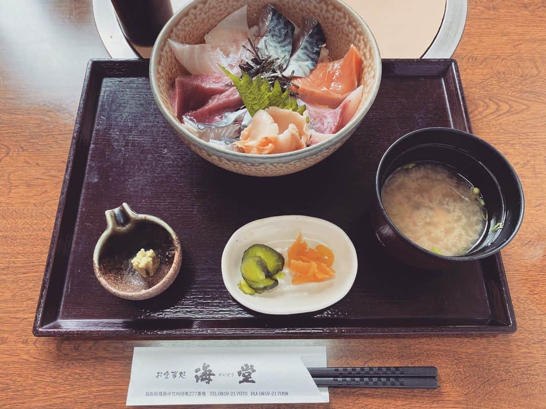 前原誠司さんのインスタグラム写真 - (前原誠司Instagram)「一昨日のお昼は、母と従兄と鳥取県境港市の「海堂」さんで、「海鮮丼」をいただきました。さすが漁港。魚の鮮度、美味しさが違います。ご馳走様でした！（誠）#まえはランチ　 https://map.yahoo.co.jp/v2/place/bdAQ-qOcqP2?fr=sydd_t_ctrl1-grmspot-1-header_gs-ttl_lc」6月30日 18時50分 - seiji_maehara.official