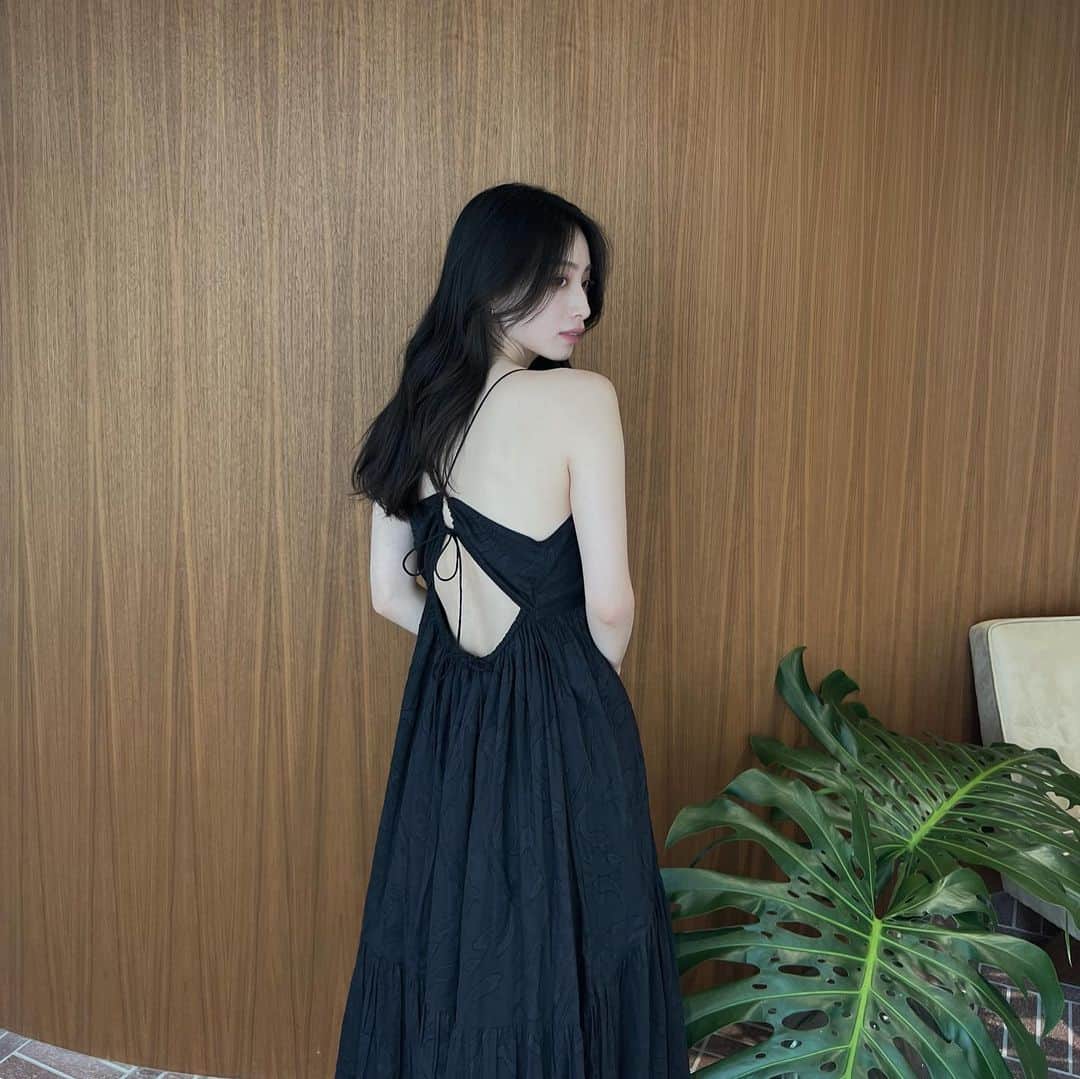 永井理子さんのインスタグラム写真 - (永井理子Instagram)「さりげないお花柄とバックスタイルが お気に入りのワンピース🐈‍⬛」6月30日 18時54分 - riko_1221