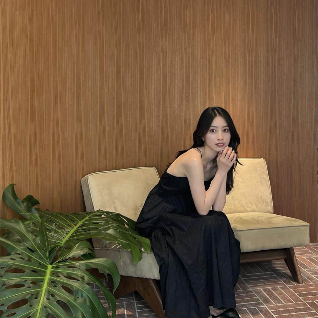 永井理子のインスタグラム：「さりげないお花柄とバックスタイルが お気に入りのワンピース🐈‍⬛」