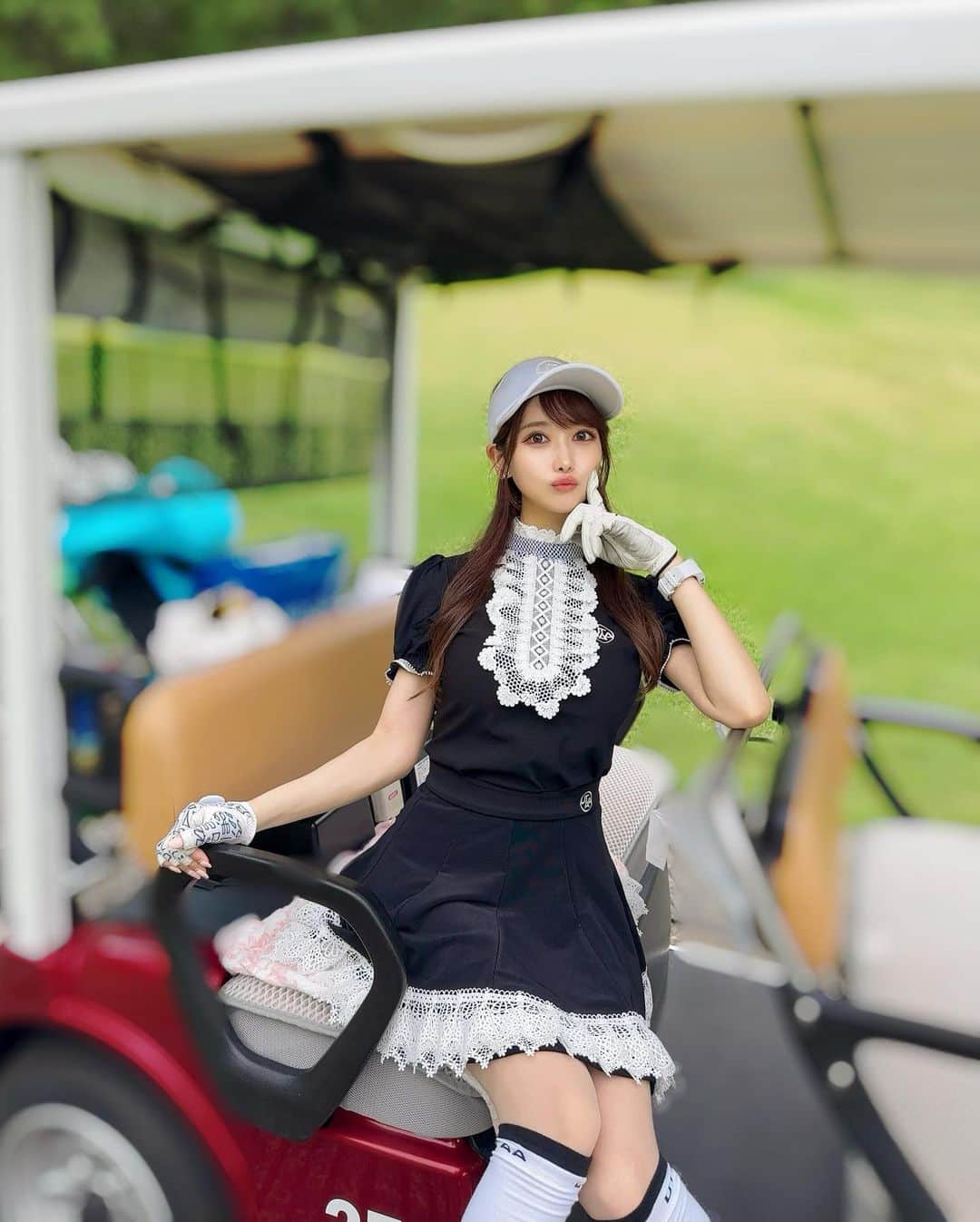 のインスタグラム：「. 今週もおつかれさまっ😙🤍 . いつかのメイドさんみたいなゴルフウェア🤵🏻‍♀️🖤🤍 @utaagolf  . . #ゴルフ女子#ゴルフ#ゴルフウェア#ユタ#ユタゴルフ#golf#golfwear#golflife#golfaddict#utaa#utaagolf#유타#유타골프웨어#유타골프#골프#골프스#골프웨어」