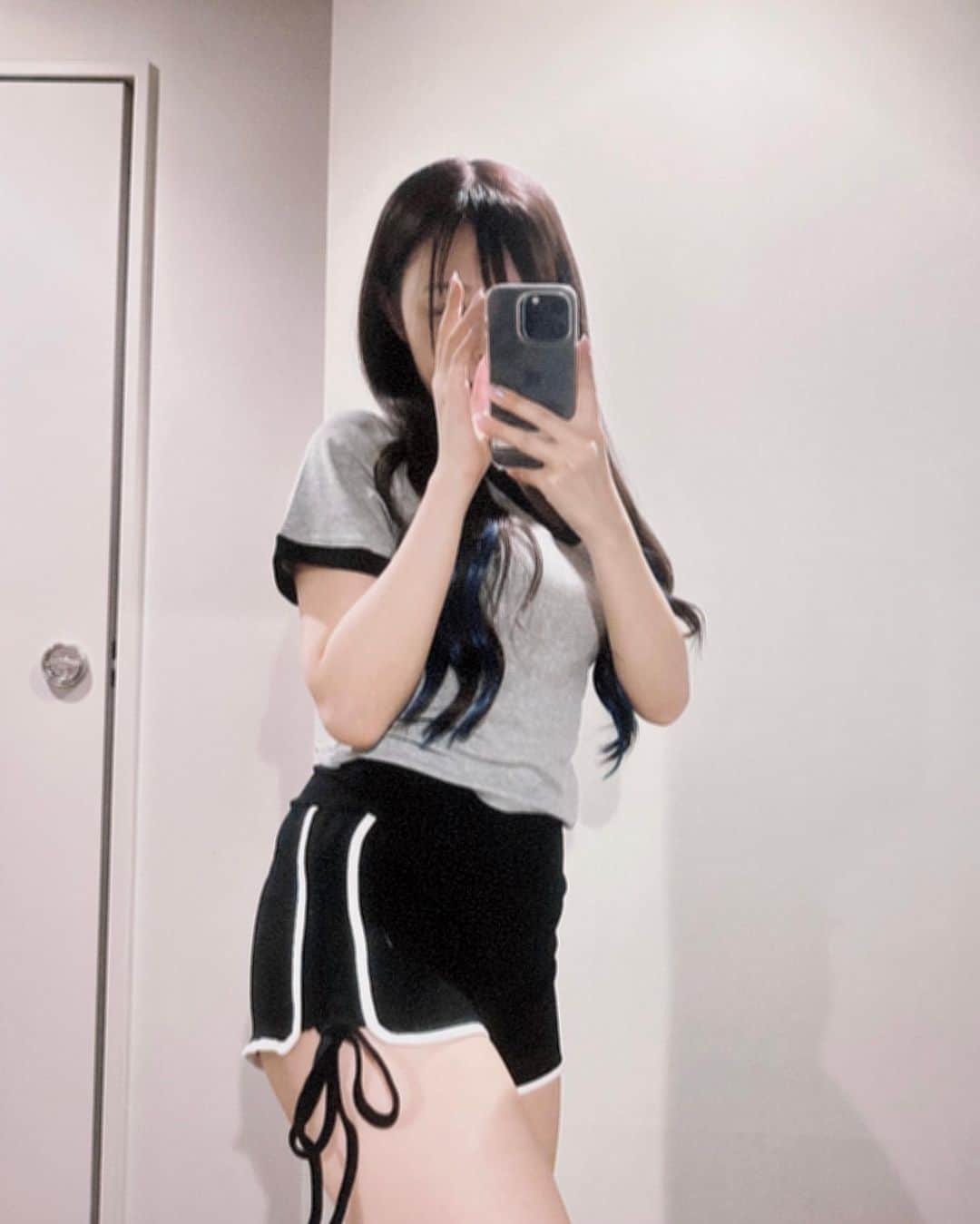 歩乃華（ほのらん）のインスタグラム：「何枚目が好きですか🥹？ YouTubeとTikTokでもコーデ載せてます🩷 1円から使えるクーポンあるので 良かったら使って下さい🔥 ↓ クーポンコード: honoka23 クーポンの使用で、 お買い上げ金額 1~5,999円まではセール価格より15%OFF、  6,000円以上は20%OFF! 利用期限は9月末まで！  ① ⚫︎Honeyspot  コントラストトリム ヘザーグレー ティー 3111021 ⚫︎DAZY  コントラストバインディング サイドリボンドローストリング トラッカーショートパンツ 17444175  ② ⚫︎DAZY  無地柄 ドレープフロント キャミドレス 15796640 ⚫︎パンク ウェッジソール スライドサンダル 女性 シングルバンド ＆ ウェッジサンダル 12939863  ③ ⚫︎DAZY 花柄プリント ボタンフロント ドロップショルダー シャツ 17465133 ⚫︎Honeyspot 無地柄 ハイウェスト スリット太もも スカート 13651558 ⚫︎ミニマリスト ツイストロック スクエアバッグ 11013237  #SHEINforAll #SHEIN  @shein_japan @sheinofficial #pr」