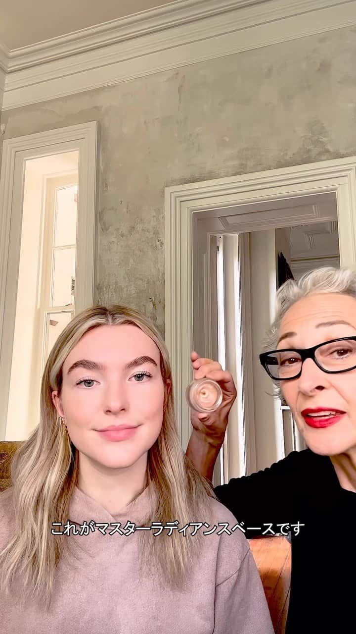 rms beautyのインスタグラム：「. ひとつでマルチに使える！ 『マスターラディアンスベース』の使い方🖊  ✨ファンデーションの上 or 下に 手のひらで少量を温めながら肌になじませます。 ローズゴールドの輝きが、いつものベースメイクにも 自然なツヤをプラスして、ワンランクアップの仕上がりに！  ✨ハイライターとして 頬骨、鼻筋など高く見せたいポイントに のせることで、自然な立体感を演出します。 ルミナイザーと同じく肌にやさしいホホバオイルなどを 配合しており、肌に素早くなじみうるおいを与えます。  ✨アイシャドウとして まぶたにマスターラディアンスベースを のせると、まるで光を放っているかのような 美しい仕上がりに！  ✨リップにも 唇の中央にのせると、ツヤのある ふっくらとした印象に。  ■マスターラディアンスベース ￥4,400 (税込)  取り扱い店舗🛒 公式オンラインストア・Make↗Kitchen・ CosmeKitchen・ZOZOCOSME  ／ Make↗Kitchen・Cosme Kitchenでは マスターラディアンスベースとアンパウダーの お得なキットも発売中📢 ＼  ■クリーン＆グロー サマーデュオ ¥5,500（税込） 詳細は@makeupkitchen_official @cosmekitchen 公式サイトをチェック🔍  #rms #rmsbeauty #rmsbeautyjapan #アールエムエス #マスターラディアンスベース #ハイライター #ベースメイク #アイシャドウ #ローズマリースウィフト  #限定キット #サマーキット #クリーンビューティー #ナチュラルコスメ #cosmekitchen #コスメキッチン #makeupkitchen #メイクアップキッチン」