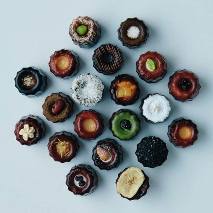 レッツエンジョイ東京のインスタグラム：「宝石のようなカヌレにうっとり💎✨  日本橋にある「Canele de CHIANTI」は新潟発のカヌレ専門店。フレーバー数はなんと常時18種類！ 王道のプレーンや定番の洋風フレーバーだけでなく、ほうじ茶や黒ごま、西京味噌といった和風フレーバーも充実しているのがユニークなところ。  カヌレといえば外はかっちり、中はもっちりが定番ですが、「Canele de CHIANTI」のカヌレは外も中も“もっちり食感”。あえて焼き上げの温度を低く設定し、その分長く焼き上げることで、他とは違うソフトな食感を実現させているのだそう。  店内には最大70席のイートインスペースが用意されており、お好みのカヌレ（単品300円）を楽しめます。もちろんテイクアウトも可能。3タイプの詰め合わせBOXがあり、手土産にもオススメです🎁✨  🔸Canele de CHIANTI 日本橋店 @canele_de_chianti_coredo 📍東京都中央区日本橋室町2-3-1 コレド室町2 ＠ Kitchen NIHONBASHI 🚉三越前  #レッツエンジョイ東京 #おでかけ #おでかけスポット #カヌレドキャンティ #カヌレドキャンティ日本橋 #canelédechianti #コレド室町2 #日本橋グルメ #日本橋カフェ #日本橋スイーツ #三越前カフェ #カヌレ専門店 #カヌレ好きと繋がりたい #カヌレ好き #カヌレ大好き #カヌレ巡り #カヌレ部 #東京カヌレ #スイーツ #スイーツ部 #スイーツ巡り #スイーツ好き #東京スイーツ #ギフト #東京土産 #出張土産 #手土産 #焼き菓子 #おやつ #お土産」