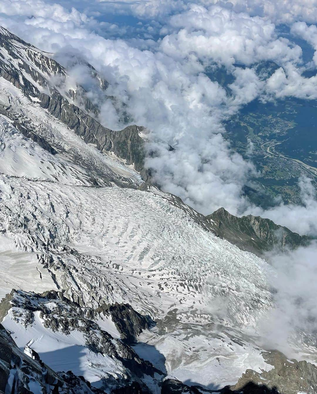 Leslie Camila-Roseさんのインスタグラム写真 - (Leslie Camila-RoseInstagram)「🇫🇷 Les montagnes sont les régions les plus touchées par le #rechauffementclimatique   La fonte des glaciers et la perte de neige ont un effet domino sur les #écosystèmes , l'agriculture & des milliards de personnes vivant en aval.  🏔️ Les #montagnes abritent environ 10% de la population mondiale et fournissent de l'eau douce à la moitié de la population mondiale.  💧 Environ les trois quarts de l'#eaudouce de la Terre sont stockées dans les glaciers. Par conséquent, la glace des glaciers est le deuxième plus grand réservoir d'eau sur Terre et le plus grand réservoir d'eau douce sur Terre.  🌎 Les régions de haute montagne se réchauffent plus rapidement que les basses altitudes et un tel réchauffement peut accélérer de nombreux autres changements environnementaux tels que la fonte des glaces et le changement de la végétation.  Non seulement les glaciers sont au centre de la science du climat, mais nous dépendons directement d'eux pour notre survie.  Par chance, je suis aux premières loges avec mon père @sylvain_coutterand qui est glaciologue. A force de partager sur notre travail et la sensibilisation à la crise climatique, on a décidé de joindre nos forces.   🎙️🎥Nous travaillons actuellement ensemble sur une série documentaire de 6x1h sur l'avenir des glaciers (et le nôtre).  Merci @we_are_updated de croire au projet et de nous aider à lui donner vie. Stay tuned!   🇺🇸 Mountains are among the regions most affected by global warming.   🧊 The melting of glaciers and loss of snow has a cascading effect for ecosystems, agriculture & billions of people.  🏔️Mountains are home to about 10% of the global population & provide freshwater to half of the world's population.  💧About 75% of Earth's freshwater is stored in glaciers. Therefore, glacier ice is the largest reservoir of #freshwater on Earth!  🥵High mountain regions are warming faster than lower elevations & such warming can accelerate many other environmental changes such as glacial melt & vegetation change.  I had the chance to learn about glaciers with my dad @sylvain_coutterand who’s a #glaciologist.   We’re currently working on a #documentaryseries about the #futurofglaciers (and ours).  Stay tuned!」6月30日 19時04分 - leslie_coutterand