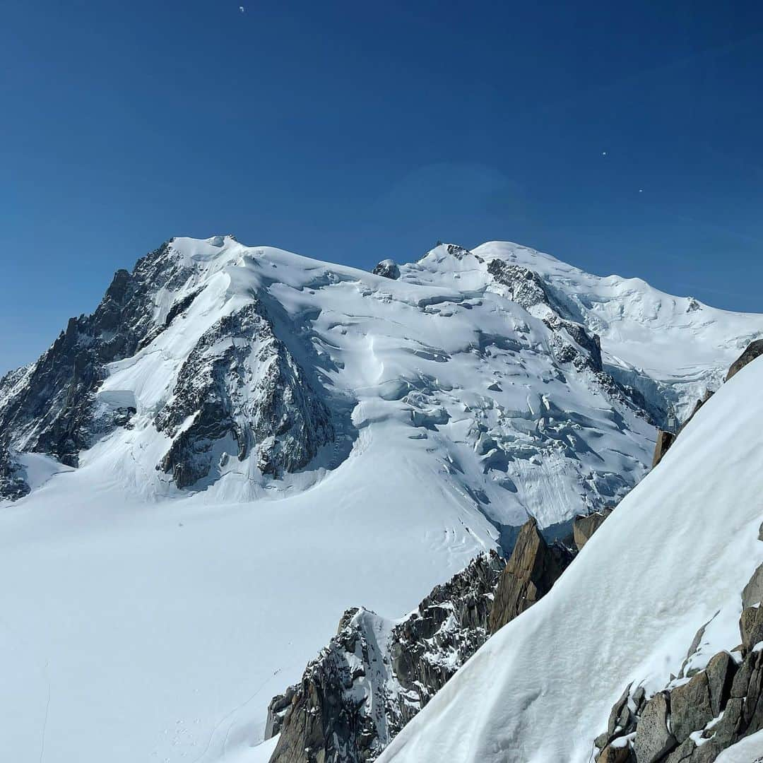 Leslie Camila-Roseさんのインスタグラム写真 - (Leslie Camila-RoseInstagram)「🇫🇷 Les montagnes sont les régions les plus touchées par le #rechauffementclimatique   La fonte des glaciers et la perte de neige ont un effet domino sur les #écosystèmes , l'agriculture & des milliards de personnes vivant en aval.  🏔️ Les #montagnes abritent environ 10% de la population mondiale et fournissent de l'eau douce à la moitié de la population mondiale.  💧 Environ les trois quarts de l'#eaudouce de la Terre sont stockées dans les glaciers. Par conséquent, la glace des glaciers est le deuxième plus grand réservoir d'eau sur Terre et le plus grand réservoir d'eau douce sur Terre.  🌎 Les régions de haute montagne se réchauffent plus rapidement que les basses altitudes et un tel réchauffement peut accélérer de nombreux autres changements environnementaux tels que la fonte des glaces et le changement de la végétation.  Non seulement les glaciers sont au centre de la science du climat, mais nous dépendons directement d'eux pour notre survie.  Par chance, je suis aux premières loges avec mon père @sylvain_coutterand qui est glaciologue. A force de partager sur notre travail et la sensibilisation à la crise climatique, on a décidé de joindre nos forces.   🎙️🎥Nous travaillons actuellement ensemble sur une série documentaire de 6x1h sur l'avenir des glaciers (et le nôtre).  Merci @we_are_updated de croire au projet et de nous aider à lui donner vie. Stay tuned!   🇺🇸 Mountains are among the regions most affected by global warming.   🧊 The melting of glaciers and loss of snow has a cascading effect for ecosystems, agriculture & billions of people.  🏔️Mountains are home to about 10% of the global population & provide freshwater to half of the world's population.  💧About 75% of Earth's freshwater is stored in glaciers. Therefore, glacier ice is the largest reservoir of #freshwater on Earth!  🥵High mountain regions are warming faster than lower elevations & such warming can accelerate many other environmental changes such as glacial melt & vegetation change.  I had the chance to learn about glaciers with my dad @sylvain_coutterand who’s a #glaciologist.   We’re currently working on a #documentaryseries about the #futurofglaciers (and ours).  Stay tuned!」6月30日 19時04分 - leslie_coutterand