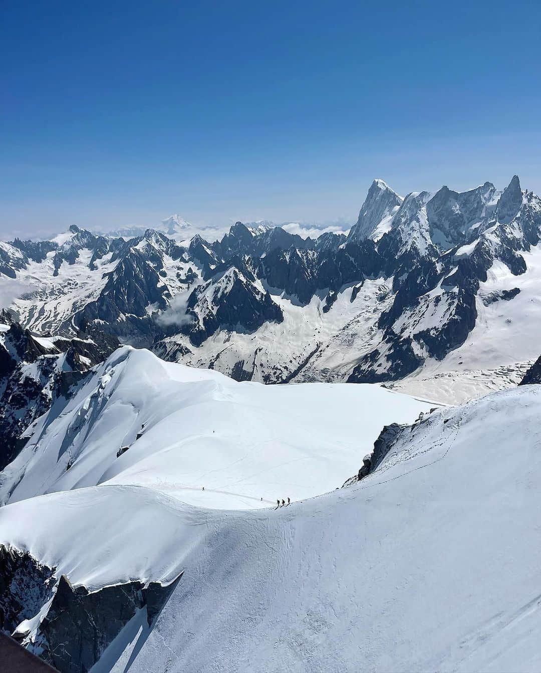 Leslie Camila-Roseさんのインスタグラム写真 - (Leslie Camila-RoseInstagram)「🇫🇷 Les montagnes sont les régions les plus touchées par le #rechauffementclimatique   La fonte des glaciers et la perte de neige ont un effet domino sur les #écosystèmes , l'agriculture & des milliards de personnes vivant en aval.  🏔️ Les #montagnes abritent environ 10% de la population mondiale et fournissent de l'eau douce à la moitié de la population mondiale.  💧 Environ les trois quarts de l'#eaudouce de la Terre sont stockées dans les glaciers. Par conséquent, la glace des glaciers est le deuxième plus grand réservoir d'eau sur Terre et le plus grand réservoir d'eau douce sur Terre.  🌎 Les régions de haute montagne se réchauffent plus rapidement que les basses altitudes et un tel réchauffement peut accélérer de nombreux autres changements environnementaux tels que la fonte des glaces et le changement de la végétation.  Non seulement les glaciers sont au centre de la science du climat, mais nous dépendons directement d'eux pour notre survie.  Par chance, je suis aux premières loges avec mon père @sylvain_coutterand qui est glaciologue. A force de partager sur notre travail et la sensibilisation à la crise climatique, on a décidé de joindre nos forces.   🎙️🎥Nous travaillons actuellement ensemble sur une série documentaire de 6x1h sur l'avenir des glaciers (et le nôtre).  Merci @we_are_updated de croire au projet et de nous aider à lui donner vie. Stay tuned!   🇺🇸 Mountains are among the regions most affected by global warming.   🧊 The melting of glaciers and loss of snow has a cascading effect for ecosystems, agriculture & billions of people.  🏔️Mountains are home to about 10% of the global population & provide freshwater to half of the world's population.  💧About 75% of Earth's freshwater is stored in glaciers. Therefore, glacier ice is the largest reservoir of #freshwater on Earth!  🥵High mountain regions are warming faster than lower elevations & such warming can accelerate many other environmental changes such as glacial melt & vegetation change.  I had the chance to learn about glaciers with my dad @sylvain_coutterand who’s a #glaciologist.   We’re currently working on a #documentaryseries about the #futurofglaciers (and ours).  Stay tuned!」6月30日 19時04分 - leslie_coutterand