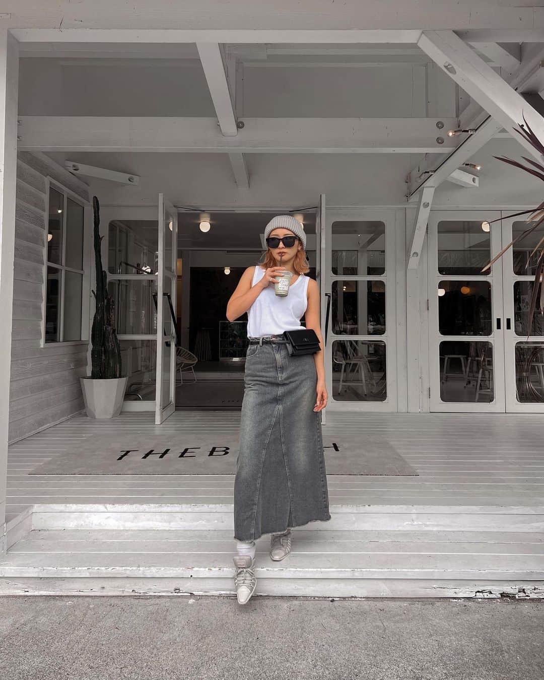 のインスタグラム：「. 明日から7月だてよ🙂はやすぎるよ🙂🩷 わたしは７月も海外にとびまっす！♡ みんなはなにするの〜  トップスは @raugh___official の新作🔥 リプ素材でかわいかた🫶🏼🩷  #海外ファッション#海外コーデ#韓国コーデ#韓国ファッション#韓国スタイル#y2k#y2kファッション#y2kfashion #デニムスカート#夏コーデ#カジュアルコーデ#outfit#fashion」