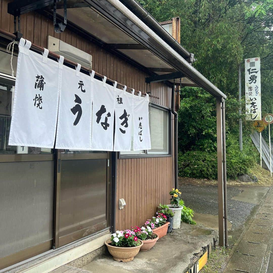 山内鈴蘭さんのインスタグラム写真 - (山内鈴蘭Instagram)「ゴルフ終わりで老舗うなぎ屋さんへ🥺  📍千葉県成田市船形910-1 成田にある【い志ばし】さん🏠 並を頼んだのだけど、2000円でこのクオリティ🫣  地元でとれた新鮮な鰻を リーズナブルな価格で頂けるなんて❤️  ふわふわの関東風で、優しい味わい！ タレも甘すぎず深みがあって ビール🍺が進んだーー🤣  ゴルフと美味しいご飯って 絶対マストコース❤️  成田の方へ行かれた際は 是非行ってみてくださいねん🥺  うなぎ好きの私としては、この価格でこの美味しさは最高でしかない😤  #ゴルフ #ゴルフ女子 #グルメ好きな人と繋がりたい #うなぎ #うな重 #い志ばし #千葉県成田市 #グルメスタグラム #グルメ女子 #ゴルフ後の楽しみ #太平洋八千代コース #ゴルフ好きな人と繋がりたい #食べるの大好き #千葉県グルメ」6月30日 19時05分 - xxsuzuranxx