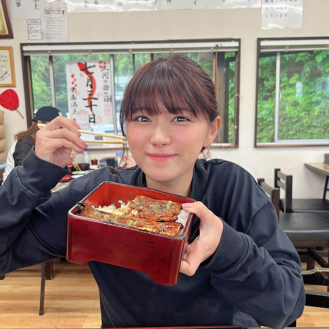 山内鈴蘭のインスタグラム：「ゴルフ終わりで老舗うなぎ屋さんへ🥺  📍千葉県成田市船形910-1 成田にある【い志ばし】さん🏠 並を頼んだのだけど、2000円でこのクオリティ🫣  地元でとれた新鮮な鰻を リーズナブルな価格で頂けるなんて❤️  ふわふわの関東風で、優しい味わい！ タレも甘すぎず深みがあって ビール🍺が進んだーー🤣  ゴルフと美味しいご飯って 絶対マストコース❤️  成田の方へ行かれた際は 是非行ってみてくださいねん🥺  うなぎ好きの私としては、この価格でこの美味しさは最高でしかない😤  #ゴルフ #ゴルフ女子 #グルメ好きな人と繋がりたい #うなぎ #うな重 #い志ばし #千葉県成田市 #グルメスタグラム #グルメ女子 #ゴルフ後の楽しみ #太平洋八千代コース #ゴルフ好きな人と繋がりたい #食べるの大好き #千葉県グルメ」