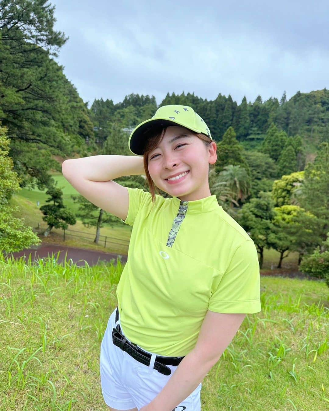 なみきのインスタグラム：「この日のウェアは @oakleyjapan ！ 蛍光の黄色がゴルフ場に映えます⛳️ 珍しくショートパンツ姿で、 暑い夏にはピッタリかも☺️ 大人スポーティに着用できるのでおすすめです！！ ・ ・ #golf #ゴルフ #ゴルフ女子 #ゴルフウェア #ゴルフウェアコーデ #oakly #オークリー #pr」