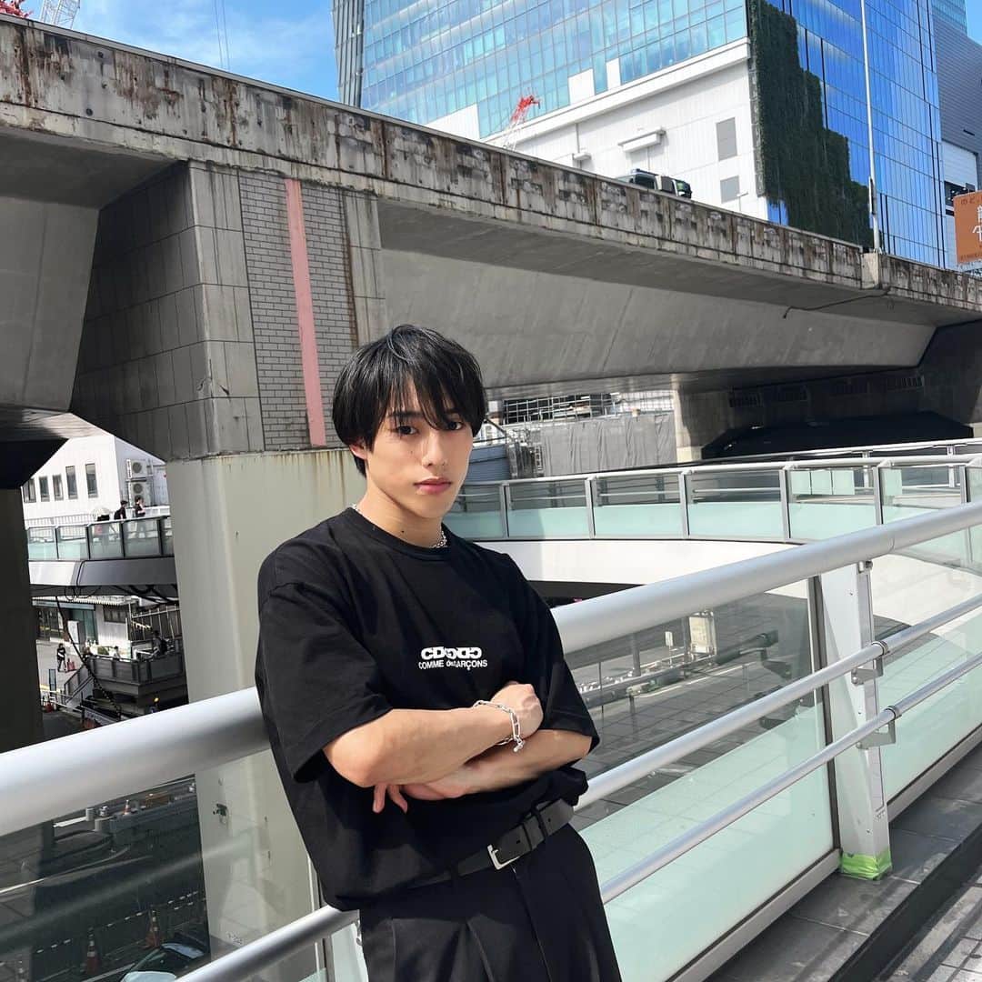 佐藤綾人のインスタグラム：「そいえば、昨日免許更新してきたよー🚗 天気がいい日ってドライブしたくなるよね！ 皆さん今日もお疲れ様です😊」