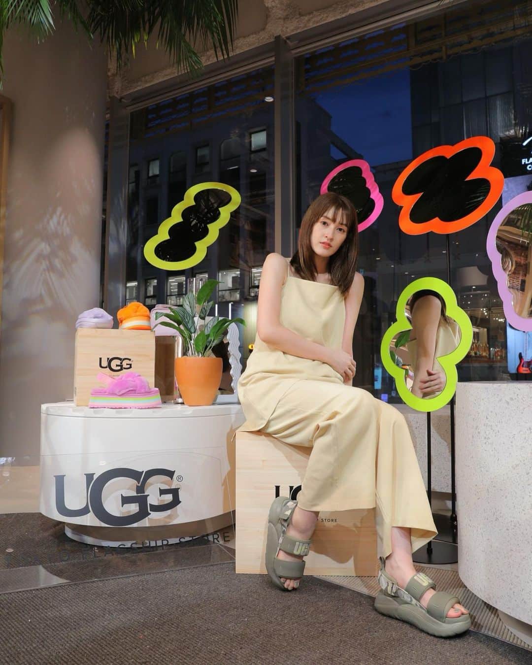 宮澤成良（宮沢セイラ）のインスタグラム：「UGG TOKYO FLAGSHIP STORE OPENING EVENTに行ってきました💫  私が履かせて頂いてるのは LA Cloud Camopop Sport Sandal！ 足全体を包み込むようなソフトな履き心地♪  他にもUGGさんの素敵なアイテムがたくさんありました！！  7/1からOpenです❤️‍🔥  @uggjapan  #ugg原宿  #UggJapan」
