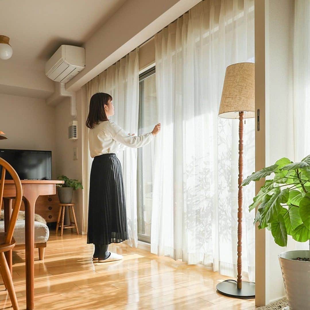 Re:CENO（リセノ）さんのインスタグラム写真 - (Re:CENO（リセノ）Instagram)「【お店だより】室内なのに日焼け？機能性カーテンで、お肌と家具の日焼け予防  こんにちは。 Re:CENO TOKYOのコンドウです。  夏になると気になる紫外線。 みなさまは、室内でも日焼けする可能性があることを ご存知でしょうか。  紫外線には、窓を通り抜ける性質があり、 窓際の紫外線量は、屋外の約80%と言われています。  「気がついたら、本が日焼けしていた…」  「引っ越しの際、家具を動かしたら、 　フローリングの色が違っていた…」  というのは、これが原因です。  お肌の場合、室内でも日焼け止めを塗ってケアいただければ 問題ありませんが、インテリアはそうはいきません。  そこで、うっかり日焼けを抑えるために、 おすすめなのが、「UVカット機能」をもったレースカーテン。  リセノでは、2種類の機能性レースカーテンをご用意しています。  【レース】機能性カーテン Muscal 　/　UVカット66.9％ 【レース】機能性カーテン Morbido /　 UVカット55.2％  また、窓をカーテンで覆うことで、夏は熱気を、 冬は冷気を遮断するため、お部屋の温度を保ちやすく、 冷暖房の効率向上に繋がります。  各カーテンは、東京、京都、福岡の3店舗で展示中。 生地感など、お手にとってお確かめいただけます。  本日も、みなさまのご来店を心よりお待ちしております。  ----------------------------------------  ●店舗では、新たにカーテン採寸サービス  （有料/エリア限定）も開始しました。 　採寸にお困りの方は、ぜひご活用くださいませ。  ----------------------------------------  #receno#interior#tokyo#interiorstyling #furniture#naturalvintage#sofa# #リセノ#インテリア#インテリアショップ #北欧  #ナチュラルインテリア#シンプルインテリア #賃貸インテリア #家具 #リビング #暮らし #マイルーム  #カーテン #オーダーカーテン #機能性カーテン #UVカット #日焼け #紫外線対策」6月30日 19時16分 - receno.interior
