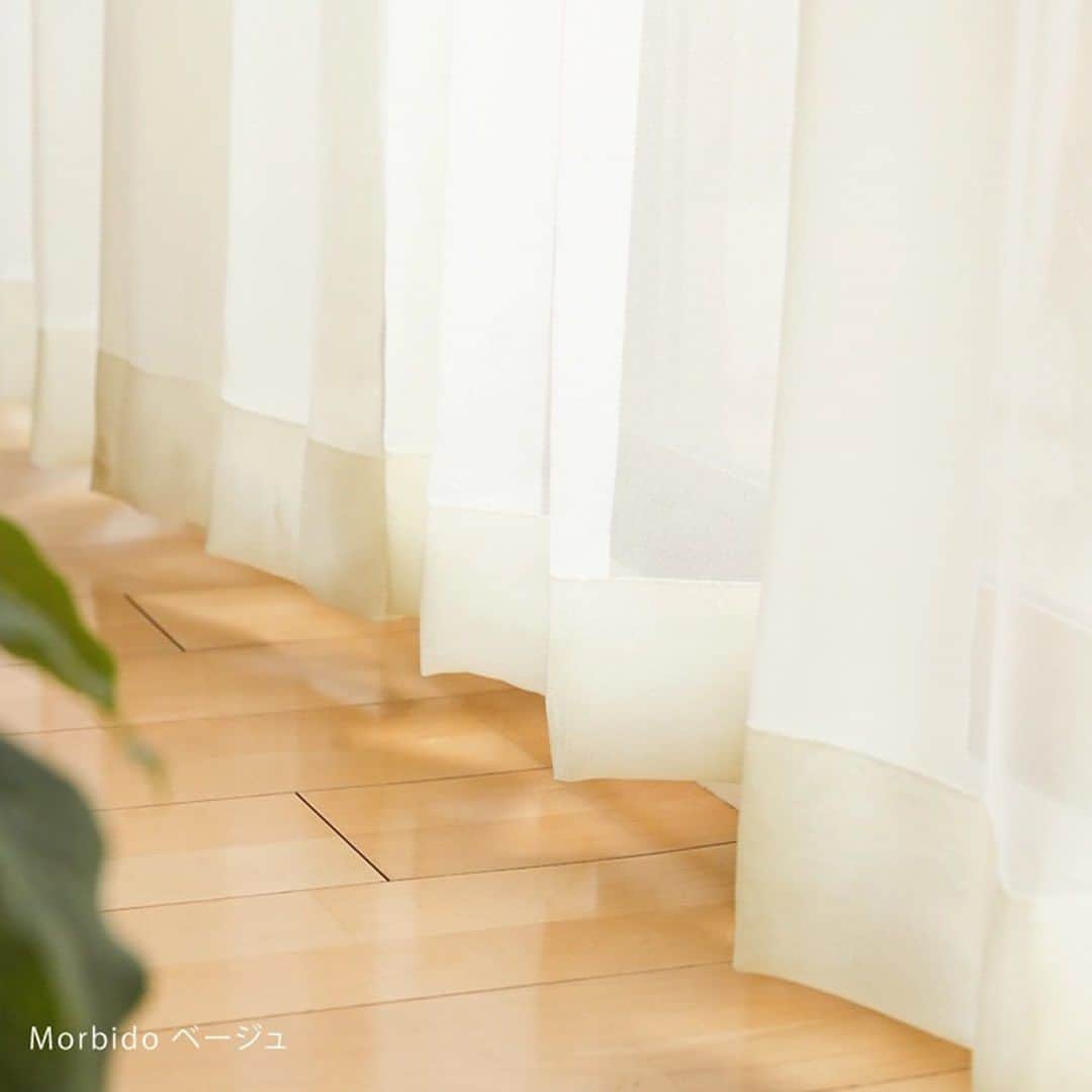 Re:CENO（リセノ）さんのインスタグラム写真 - (Re:CENO（リセノ）Instagram)「【お店だより】室内なのに日焼け？機能性カーテンで、お肌と家具の日焼け予防  こんにちは。 Re:CENO TOKYOのコンドウです。  夏になると気になる紫外線。 みなさまは、室内でも日焼けする可能性があることを ご存知でしょうか。  紫外線には、窓を通り抜ける性質があり、 窓際の紫外線量は、屋外の約80%と言われています。  「気がついたら、本が日焼けしていた…」  「引っ越しの際、家具を動かしたら、 　フローリングの色が違っていた…」  というのは、これが原因です。  お肌の場合、室内でも日焼け止めを塗ってケアいただければ 問題ありませんが、インテリアはそうはいきません。  そこで、うっかり日焼けを抑えるために、 おすすめなのが、「UVカット機能」をもったレースカーテン。  リセノでは、2種類の機能性レースカーテンをご用意しています。  【レース】機能性カーテン Muscal 　/　UVカット66.9％ 【レース】機能性カーテン Morbido /　 UVカット55.2％  また、窓をカーテンで覆うことで、夏は熱気を、 冬は冷気を遮断するため、お部屋の温度を保ちやすく、 冷暖房の効率向上に繋がります。  各カーテンは、東京、京都、福岡の3店舗で展示中。 生地感など、お手にとってお確かめいただけます。  本日も、みなさまのご来店を心よりお待ちしております。  ----------------------------------------  ●店舗では、新たにカーテン採寸サービス  （有料/エリア限定）も開始しました。 　採寸にお困りの方は、ぜひご活用くださいませ。  ----------------------------------------  #receno#interior#tokyo#interiorstyling #furniture#naturalvintage#sofa# #リセノ#インテリア#インテリアショップ #北欧  #ナチュラルインテリア#シンプルインテリア #賃貸インテリア #家具 #リビング #暮らし #マイルーム  #カーテン #オーダーカーテン #機能性カーテン #UVカット #日焼け #紫外線対策」6月30日 19時16分 - receno.interior
