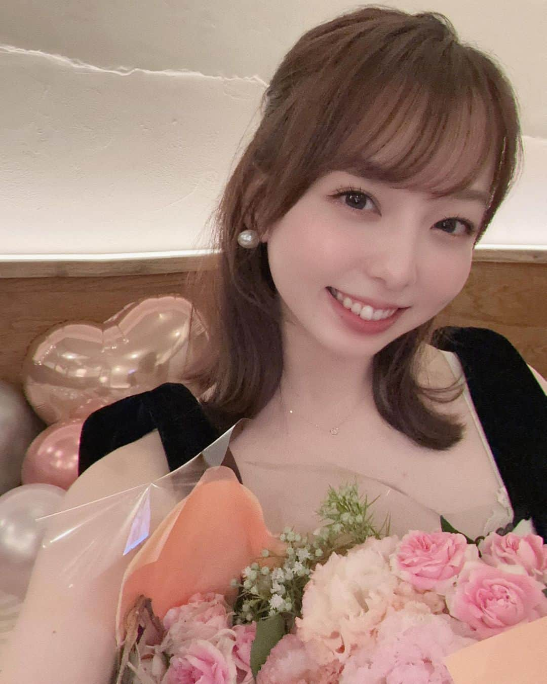 西田ひらりのインスタグラム：「本日、22歳の誕生日を迎えました♡  いつも応援してくださるファンの皆様には感謝の気持ちでいっぱいです。  22歳はハッピーで笑顔溢れる一年にできたらいいな☺︎」