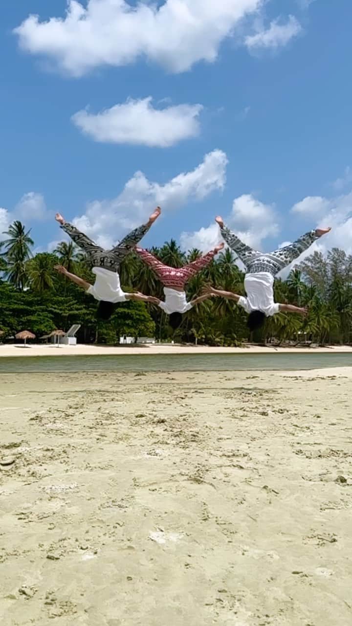 佐藤三兄弟のインスタグラム：「サムイ島アクロバットPART2🏝🤸‍♂️ #佐藤三兄弟 #一卵性 #三つ子 #タイ #サムイ島 #アクロバット #男子新体操 #triplets #acrobat #thailand #kosamui #rhythmicgymnastics」